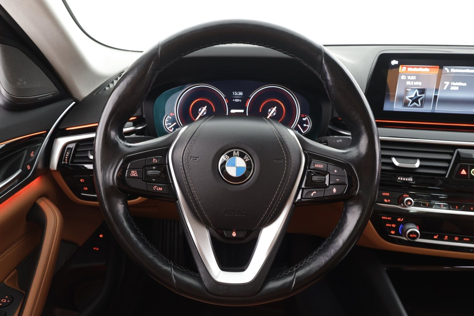 BMW 530 2018 G30 Sedan 530e A iPerformance * Vakkari / HUD / H&K / 360° / Ruskeat sporttinahat / Adapt.LED / Digimittaristo / Navi * - Kahdet renkaat aluvanteilla - HULLUT AVAJAISHULINAT KORKOTARJOUS 3,29 %