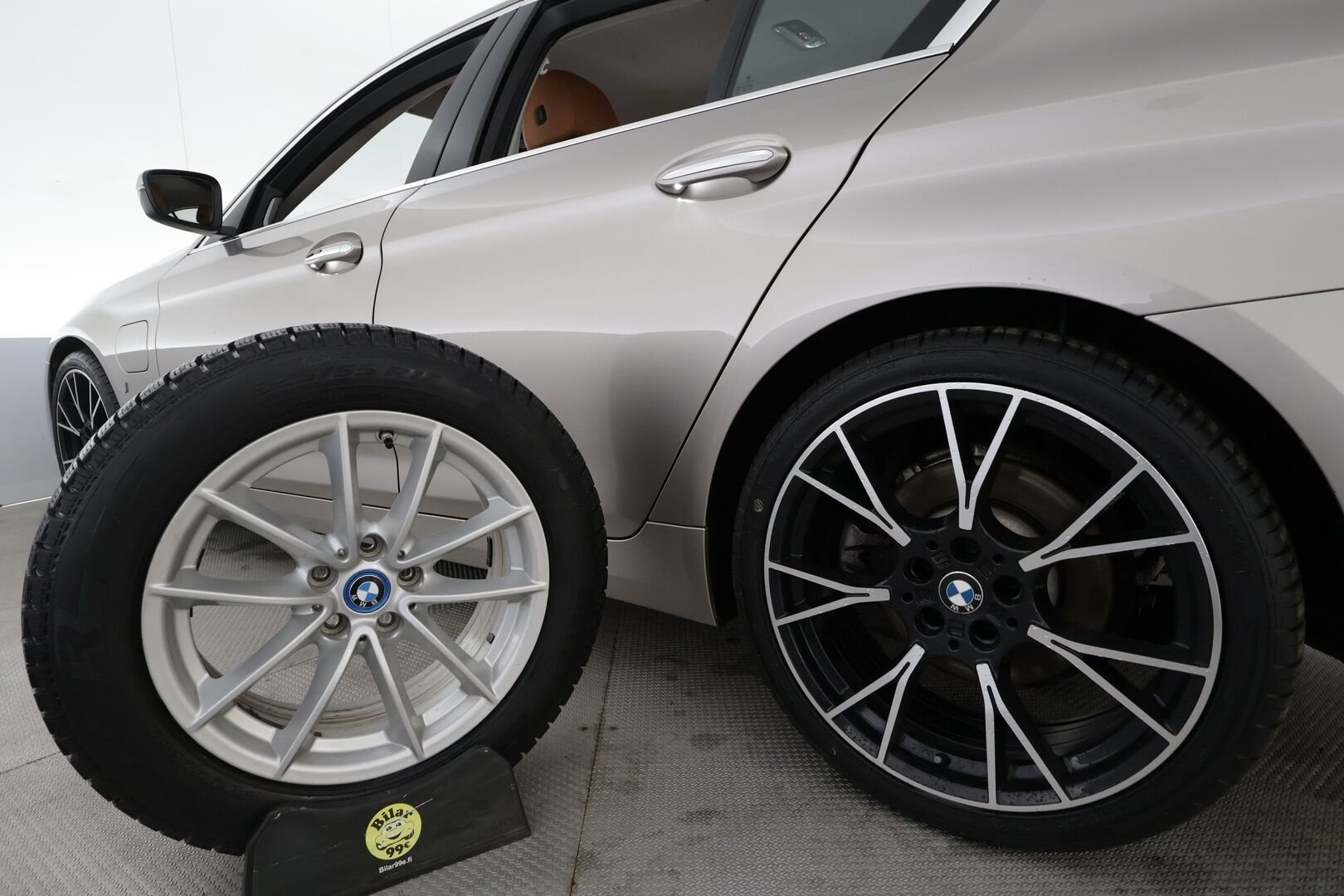 BMW 530 2018 G30 Sedan 530e A iPerformance * Vakkari / HUD / H&K / 360° / Ruskeat sporttinahat / Adapt.LED / Digimittaristo / Navi * - Kahdet renkaat aluvanteilla - HULLUT AVAJAISHULINAT KORKOTARJOUS 3,29 %