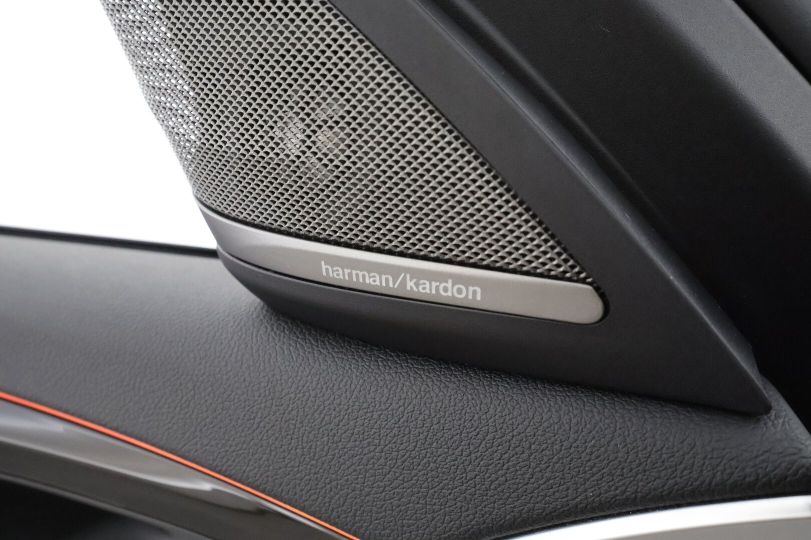 BMW 530 2018 G30 Sedan 530e A iPerformance * Vakkari / HUD / H&K / 360° / Ruskeat sporttinahat / Adapt.LED / Digimittaristo / Navi * - Kahdet renkaat aluvanteilla - HULLUT AVAJAISHULINAT KORKOTARJOUS 3,29 %