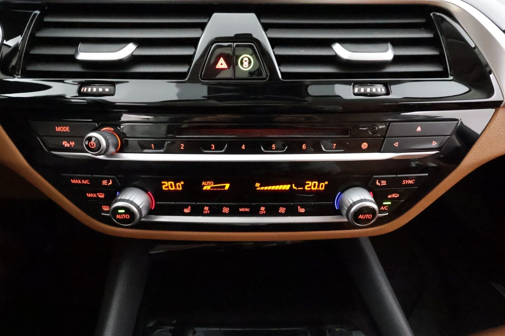 BMW 530 2018 G30 Sedan 530e A iPerformance * Vakkari / HUD / H&K / 360° / Ruskeat sporttinahat / Adapt.LED / Digimittaristo / Navi * - Kahdet renkaat aluvanteilla - HULLUT AVAJAISHULINAT KORKOTARJOUS 3,29 %