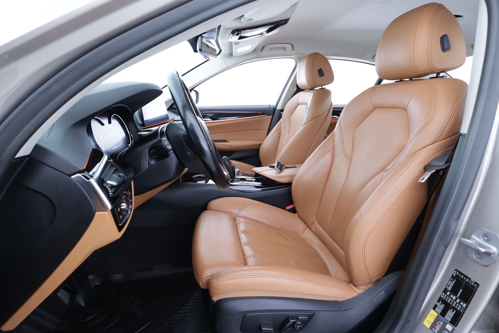 BMW 530 2018 G30 Sedan 530e A iPerformance * Vakkari / HUD / H&K / 360° / Ruskeat sporttinahat / Adapt.LED / Digimittaristo / Navi * - Kahdet renkaat aluvanteilla - HULLUT AVAJAISHULINAT KORKOTARJOUS 3,29 %