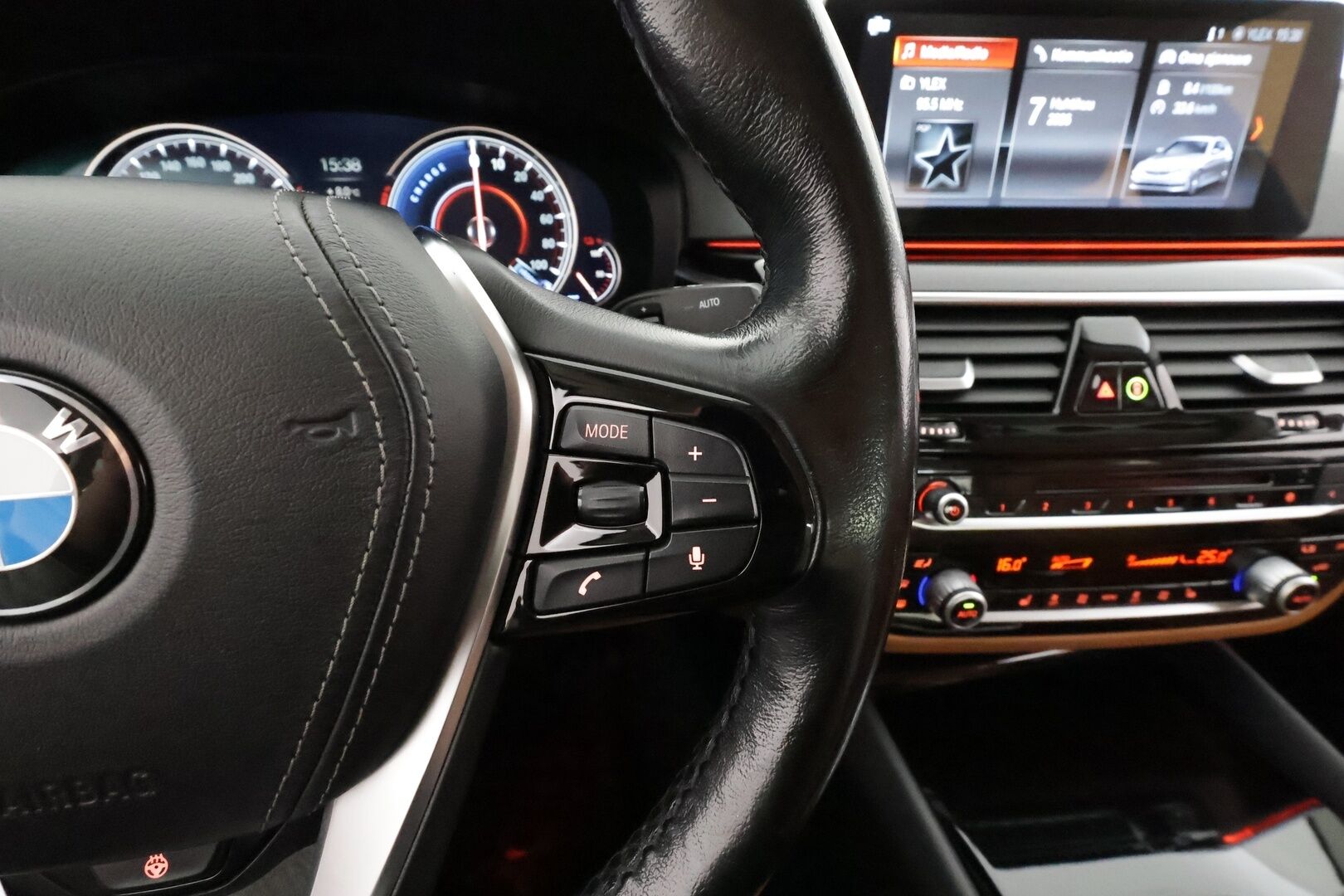 BMW 530 2018 G30 Sedan 530e A iPerformance * Vakkari / HUD / H&K / 360° / Ruskeat sporttinahat / Adapt.LED / Digimittaristo / Navi * - Kahdet renkaat aluvanteilla - HULLUT AVAJAISHULINAT KORKOTARJOUS 3,29 %