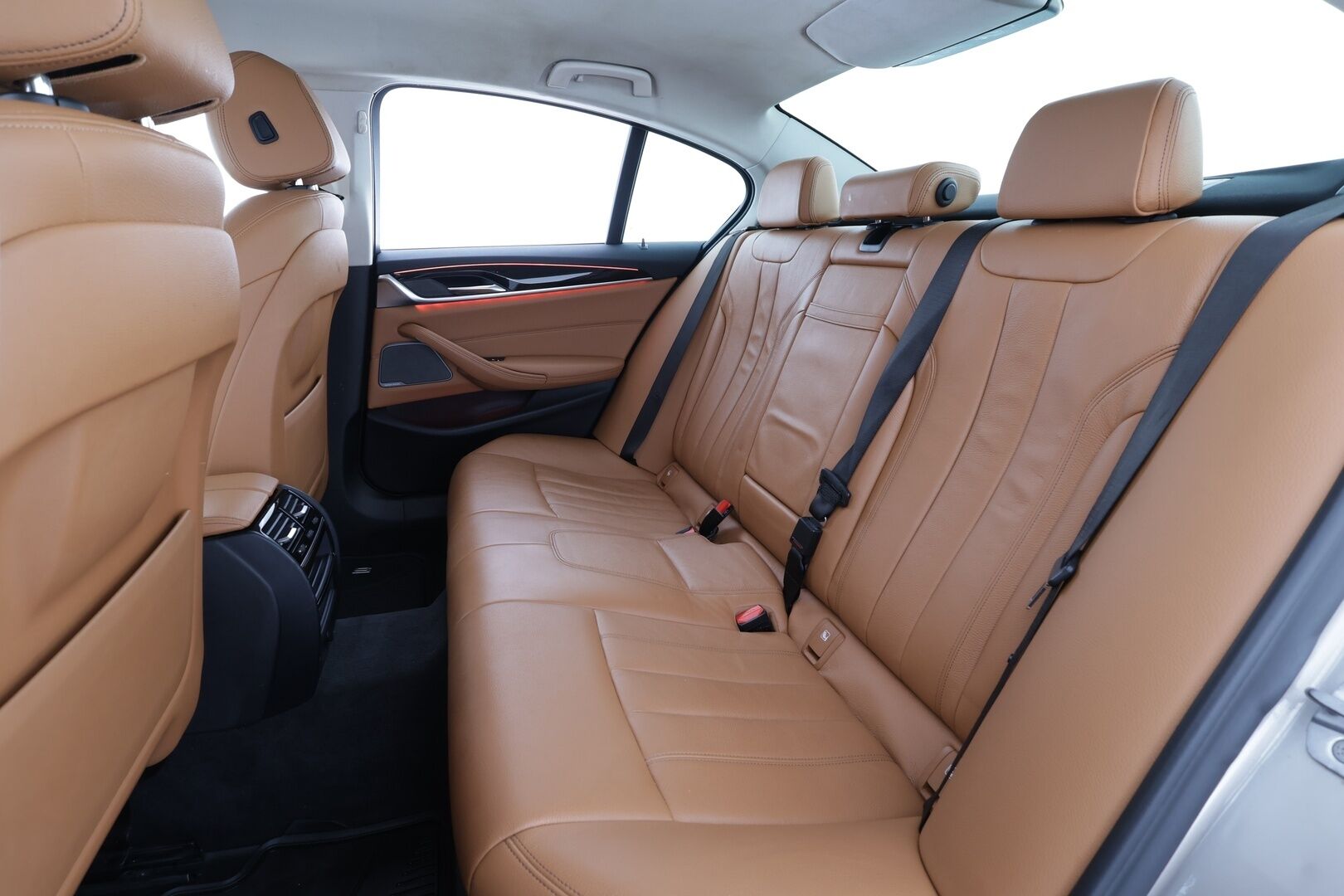 BMW 530 2018 G30 Sedan 530e A iPerformance * Vakkari / HUD / H&K / 360° / Ruskeat sporttinahat / Adapt.LED / Digimittaristo / Navi * - Kahdet renkaat aluvanteilla - HULLUT AVAJAISHULINAT KORKOTARJOUS 3,29 %