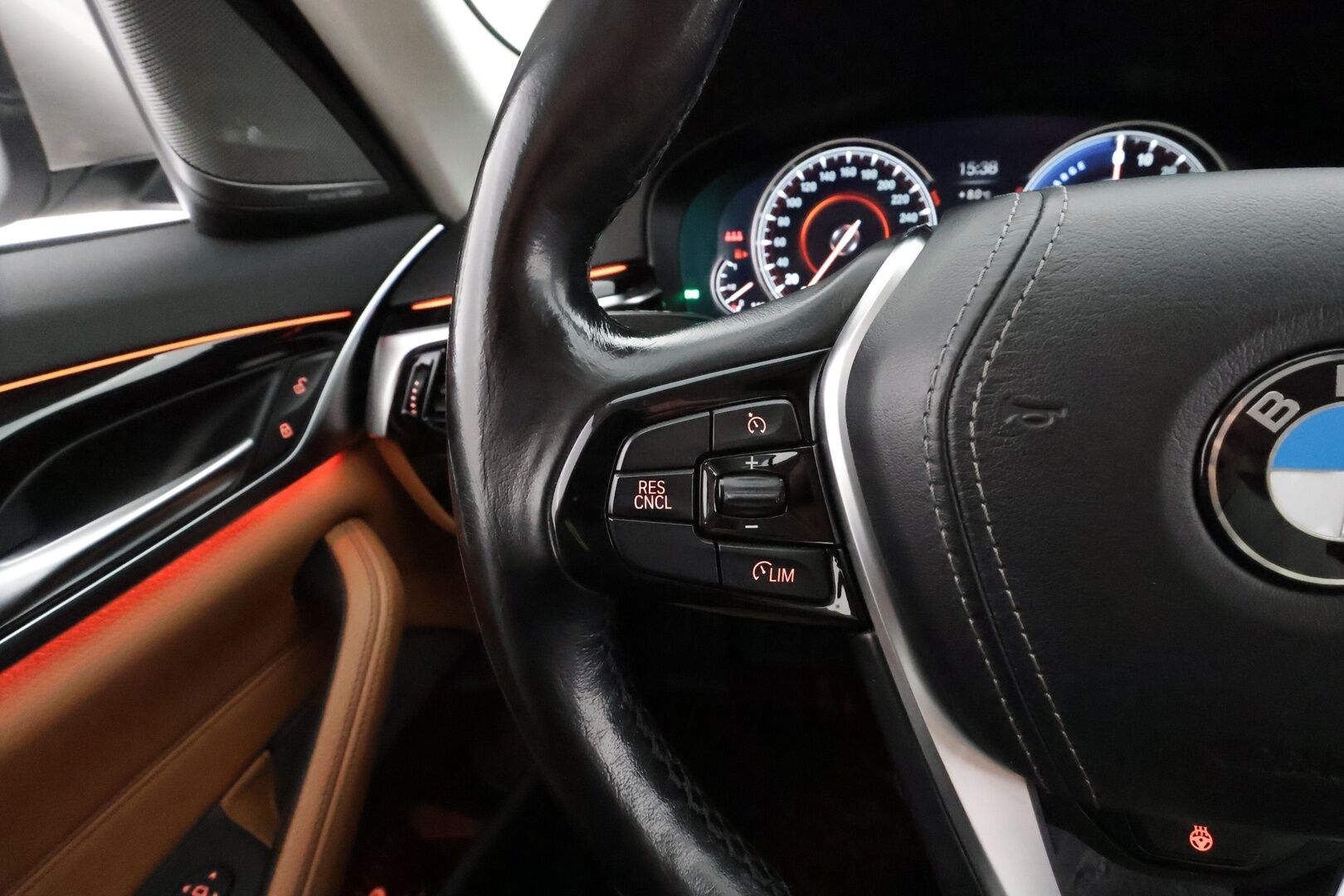 BMW 530 2018 G30 Sedan 530e A iPerformance * Vakkari / HUD / H&K / 360° / Ruskeat sporttinahat / Adapt.LED / Digimittaristo / Navi * - Kahdet renkaat aluvanteilla - HULLUT AVAJAISHULINAT KORKOTARJOUS 3,29 %