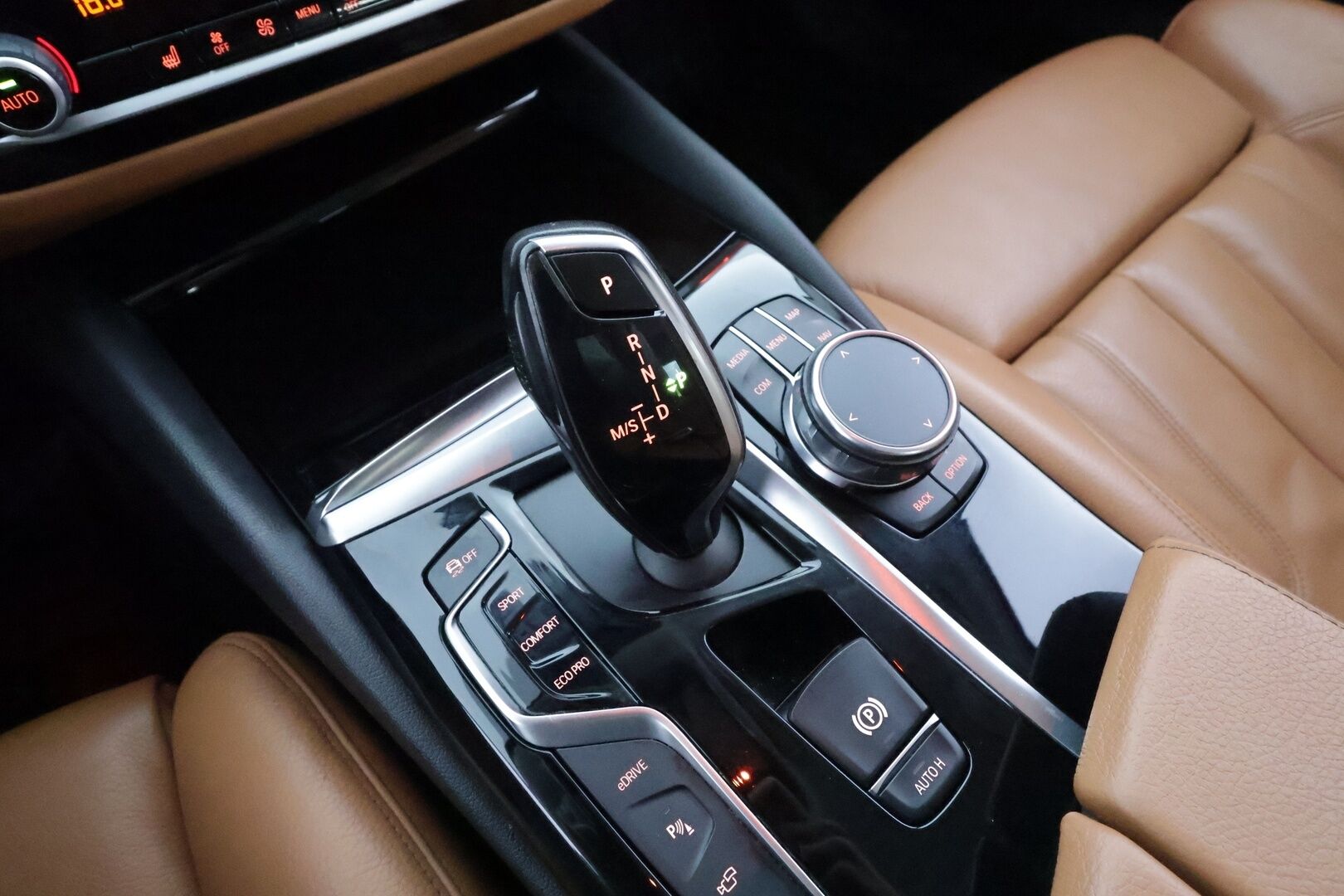 BMW 530 2018 G30 Sedan 530e A iPerformance * Vakkari / HUD / H&K / 360° / Ruskeat sporttinahat / Adapt.LED / Digimittaristo / Navi * - Kahdet renkaat aluvanteilla - HULLUT AVAJAISHULINAT KORKOTARJOUS 3,29 %