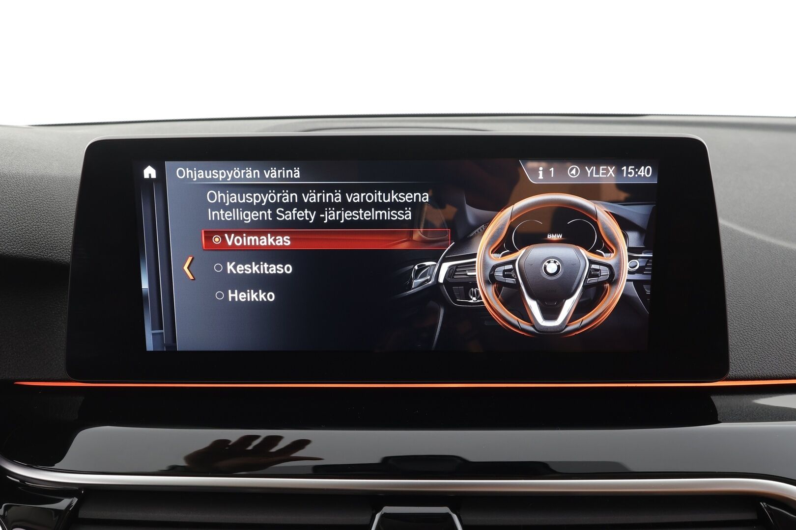 BMW 530 2018 G30 Sedan 530e A iPerformance * Vakkari / HUD / H&K / 360° / Ruskeat sporttinahat / Adapt.LED / Digimittaristo / Navi * - Kahdet renkaat aluvanteilla - HULLUT AVAJAISHULINAT KORKOTARJOUS 3,29 %