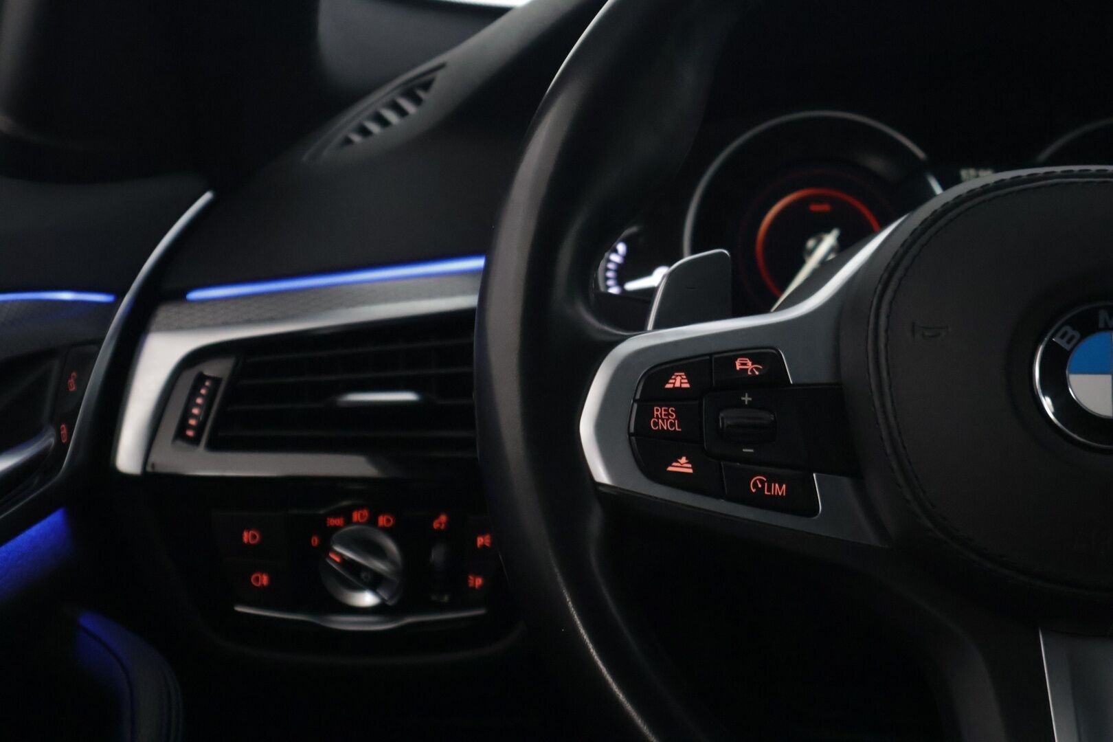 BMW 530 2019 G30 Sedan 530e A Charged Edition M Sport * Adapt. Cruise / Proffa Navi / Ambient / LED * - Todella siisti 2x vanteet & renkaat / Hyvin huollettu / Akku kuntotarkastettu