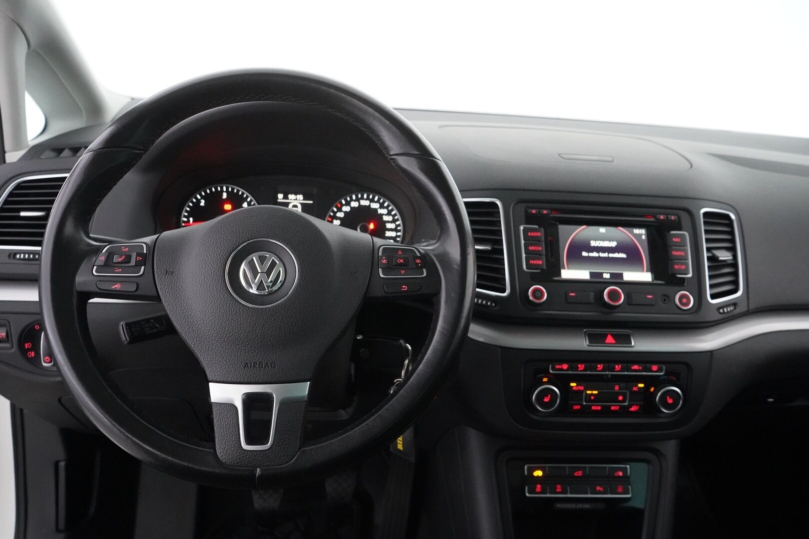 Volkswagen Sharan 2012 Highline 2,0 TDI 103 kW BlueMotion Technology 4MOTION - Alletaittuva vetokoukku | Navigointi | Vakkari | Liukuovet | Panorama | P-Tutkat | Kahdet renkaat vanteilla | Viimeisin huolto 171tkm