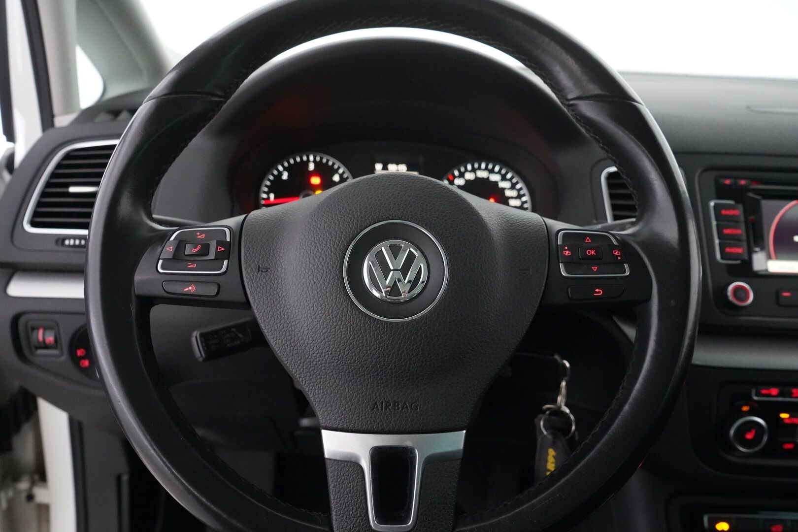 Volkswagen Sharan 2012 Highline 2,0 TDI 103 kW BlueMotion Technology 4MOTION - Alletaittuva vetokoukku | Navigointi | Vakkari | Liukuovet | Panorama | P-Tutkat | Kahdet renkaat vanteilla | Viimeisin huolto 171tkm