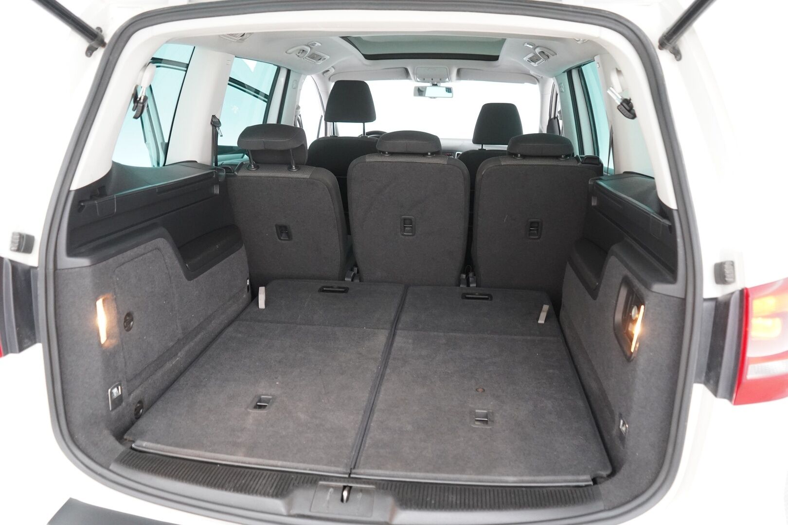 Volkswagen Sharan 2012 Highline 2,0 TDI 103 kW BlueMotion Technology 4MOTION - Alletaittuva vetokoukku | Navigointi | Vakkari | Liukuovet | Panorama | P-Tutkat | Kahdet renkaat vanteilla | Viimeisin huolto 171tkm