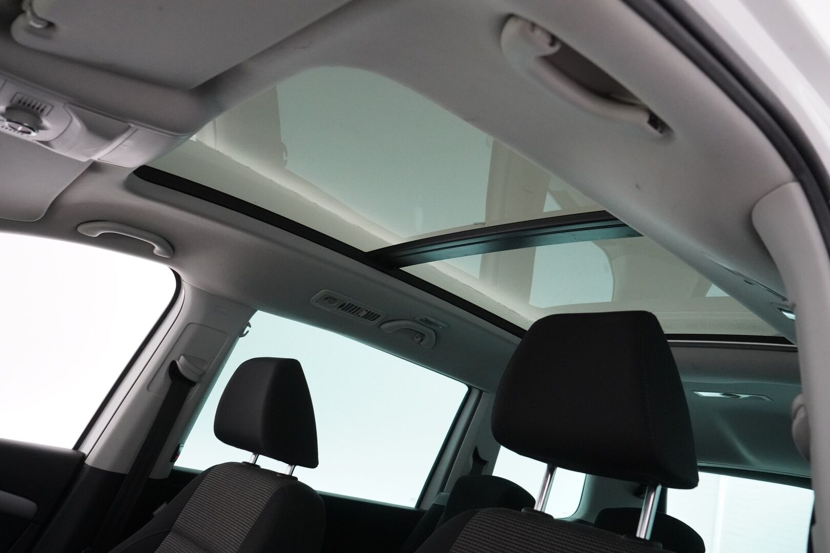 Volkswagen Sharan 2012 Highline 2,0 TDI 103 kW BlueMotion Technology 4MOTION - Alletaittuva vetokoukku | Navigointi | Vakkari | Liukuovet | Panorama | P-Tutkat | Kahdet renkaat vanteilla | Viimeisin huolto 171tkm