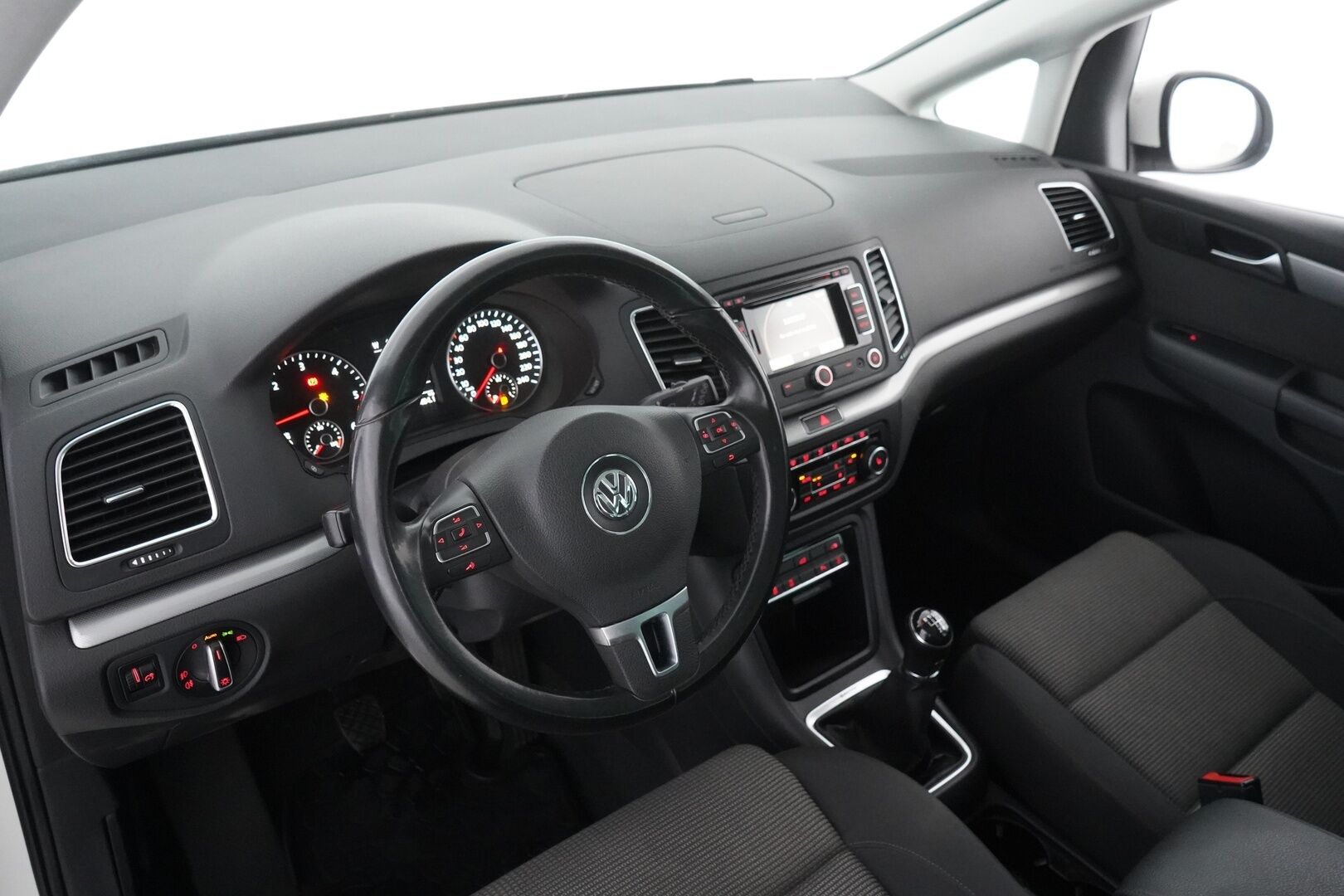 Volkswagen Sharan 2012 Highline 2,0 TDI 103 kW BlueMotion Technology 4MOTION - Alletaittuva vetokoukku | Navigointi | Vakkari | Liukuovet | Panorama | P-Tutkat | Kahdet renkaat vanteilla | Viimeisin huolto 171tkm