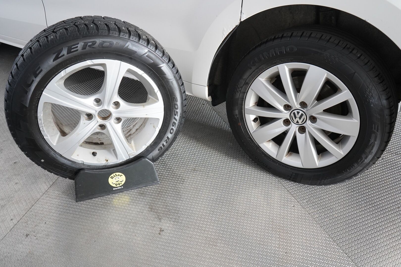 Volkswagen Sharan 2012 Highline 2,0 TDI 103 kW BlueMotion Technology 4MOTION - Alletaittuva vetokoukku | Navigointi | Vakkari | Liukuovet | Panorama | P-Tutkat | Kahdet renkaat vanteilla | Viimeisin huolto 171tkm