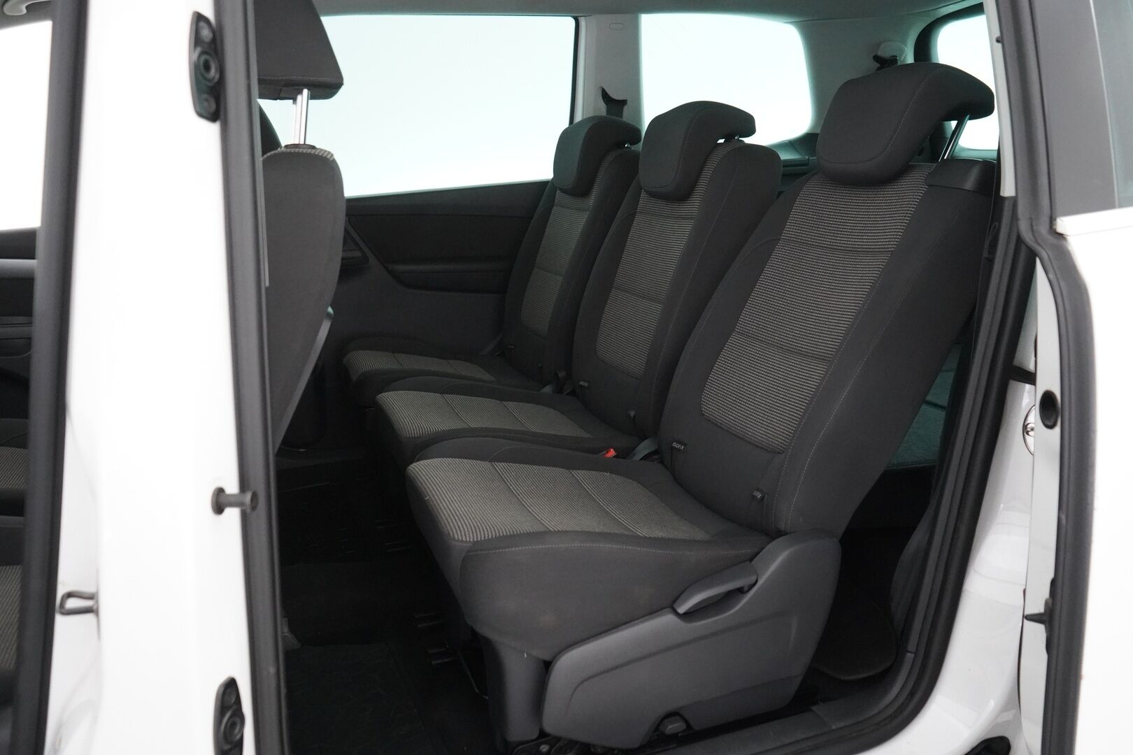 Volkswagen Sharan 2012 Highline 2,0 TDI 103 kW BlueMotion Technology 4MOTION - Alletaittuva vetokoukku | Navigointi | Vakkari | Liukuovet | Panorama | P-Tutkat | Kahdet renkaat vanteilla | Viimeisin huolto 171tkm