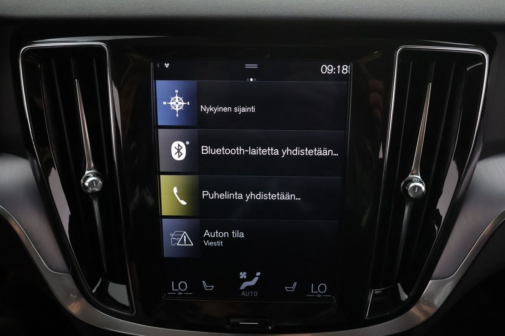 Volvo V60 2019 D4 Momentum aut * Webasto / Koukku / ACC / Full-LED / P.Kamera / Digimittaristo / Navi / Kaistavahti * - Kahdet renkaat aluvanteilla - HULLUT AVAJAISHULINAT KORKOTARJOUS 3,29 %