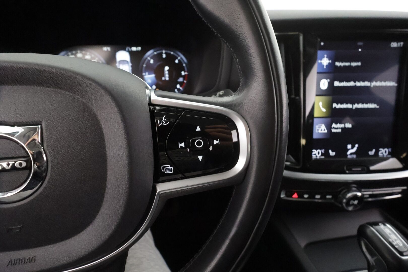 Volvo V60 2019 D4 Momentum aut * Webasto / Koukku / ACC / Full-LED / P.Kamera / Digimittaristo / Navi / Kaistavahti * - Kahdet renkaat aluvanteilla 