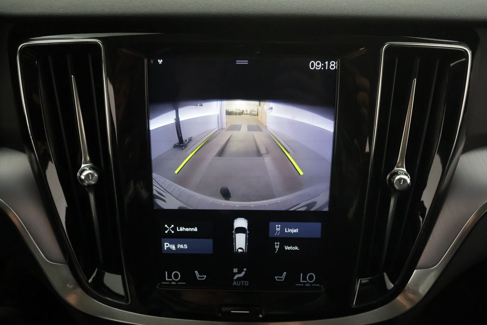 Volvo V60 2019 D4 Momentum aut * Webasto / Koukku / ACC / Full-LED / P.Kamera / Digimittaristo / Navi / Kaistavahti * - Kahdet renkaat aluvanteilla - HULLUT AVAJAISHULINAT KORKOTARJOUS 3,29 %