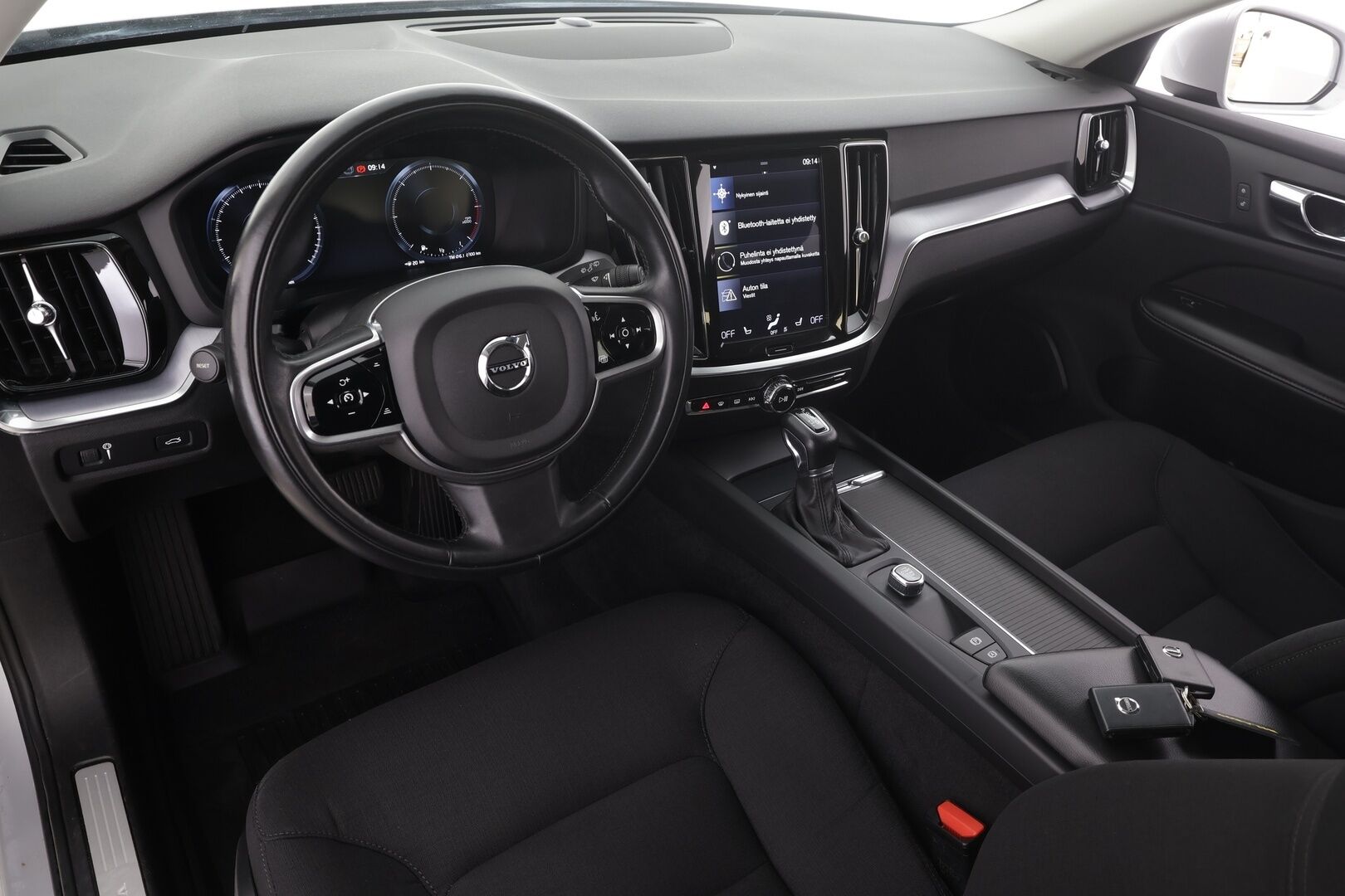 Volvo V60 2019 D4 Momentum aut * Webasto / Koukku / ACC / Full-LED / P.Kamera / Digimittaristo / Navi / Kaistavahti * - Kahdet renkaat aluvanteilla 