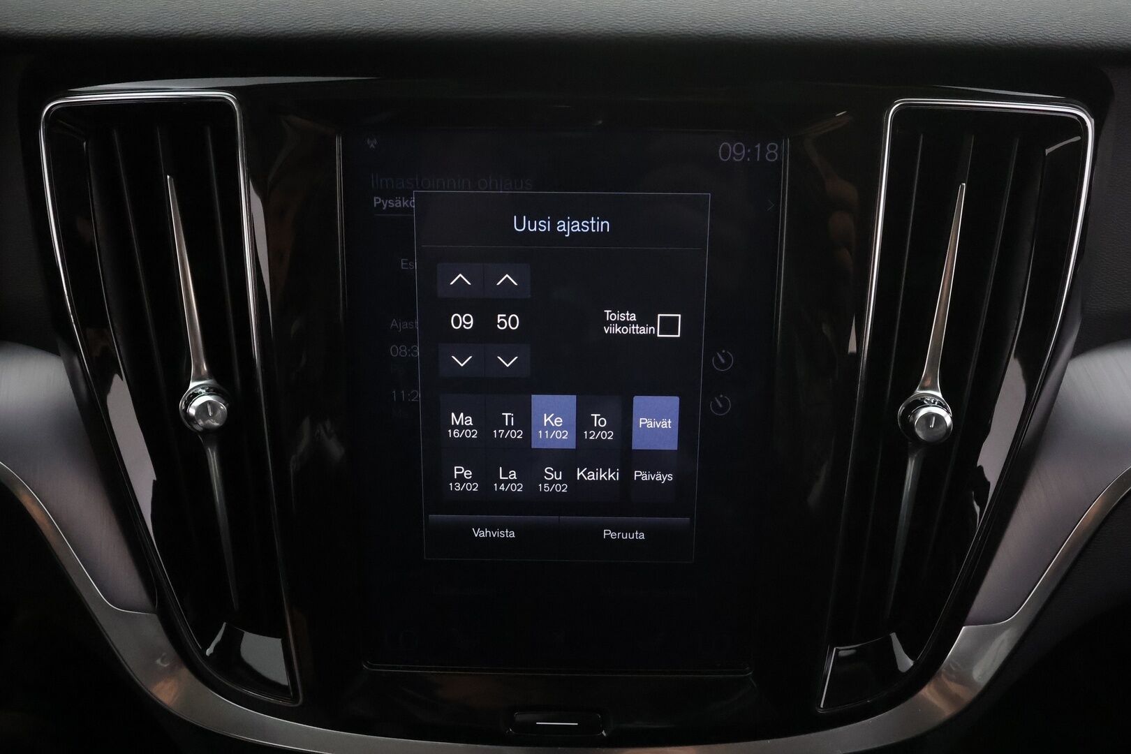 Volvo V60 2019 D4 Momentum aut * Webasto / Koukku / ACC / Full-LED / P.Kamera / Digimittaristo / Navi / Kaistavahti * - Kahdet renkaat aluvanteilla 