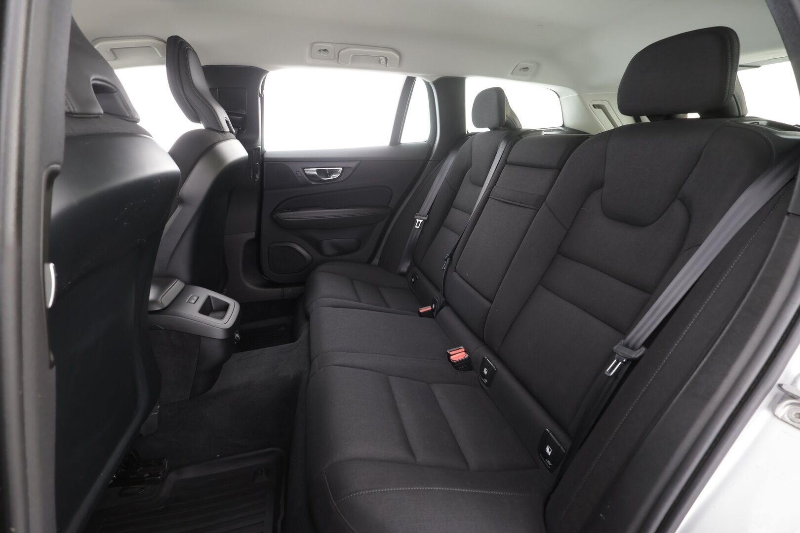 Volvo V60 2019 D4 Momentum aut * Webasto / Koukku / ACC / Full-LED / P.Kamera / Digimittaristo / Navi / Kaistavahti * - Kahdet renkaat aluvanteilla - HULLUT AVAJAISHULINAT KORKOTARJOUS 3,29 %