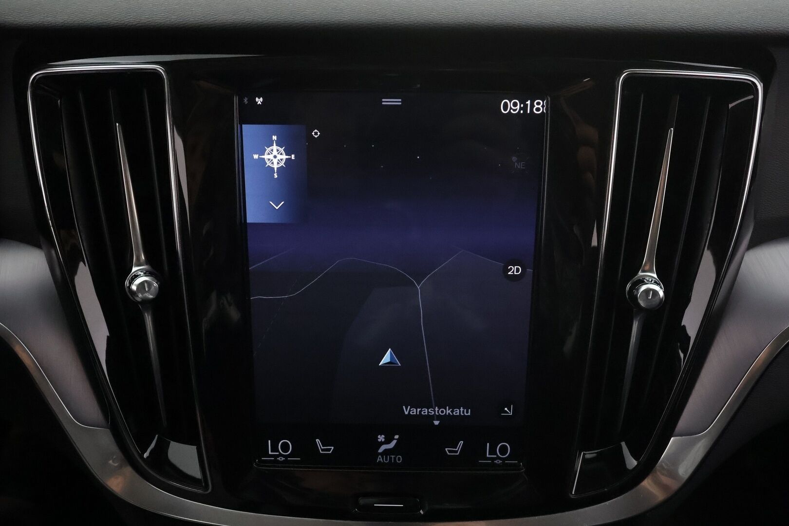 Volvo V60 2019 D4 Momentum aut * Webasto / Koukku / ACC / Full-LED / P.Kamera / Digimittaristo / Navi / Kaistavahti * - Kahdet renkaat aluvanteilla 