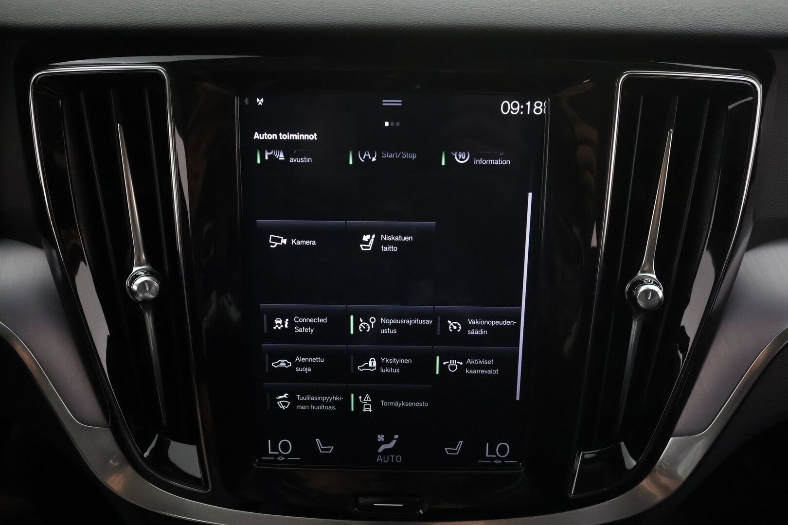 Volvo V60 2019 D4 Momentum aut * Webasto / Koukku / ACC / Full-LED / P.Kamera / Digimittaristo / Navi / Kaistavahti * - Kahdet renkaat aluvanteilla 