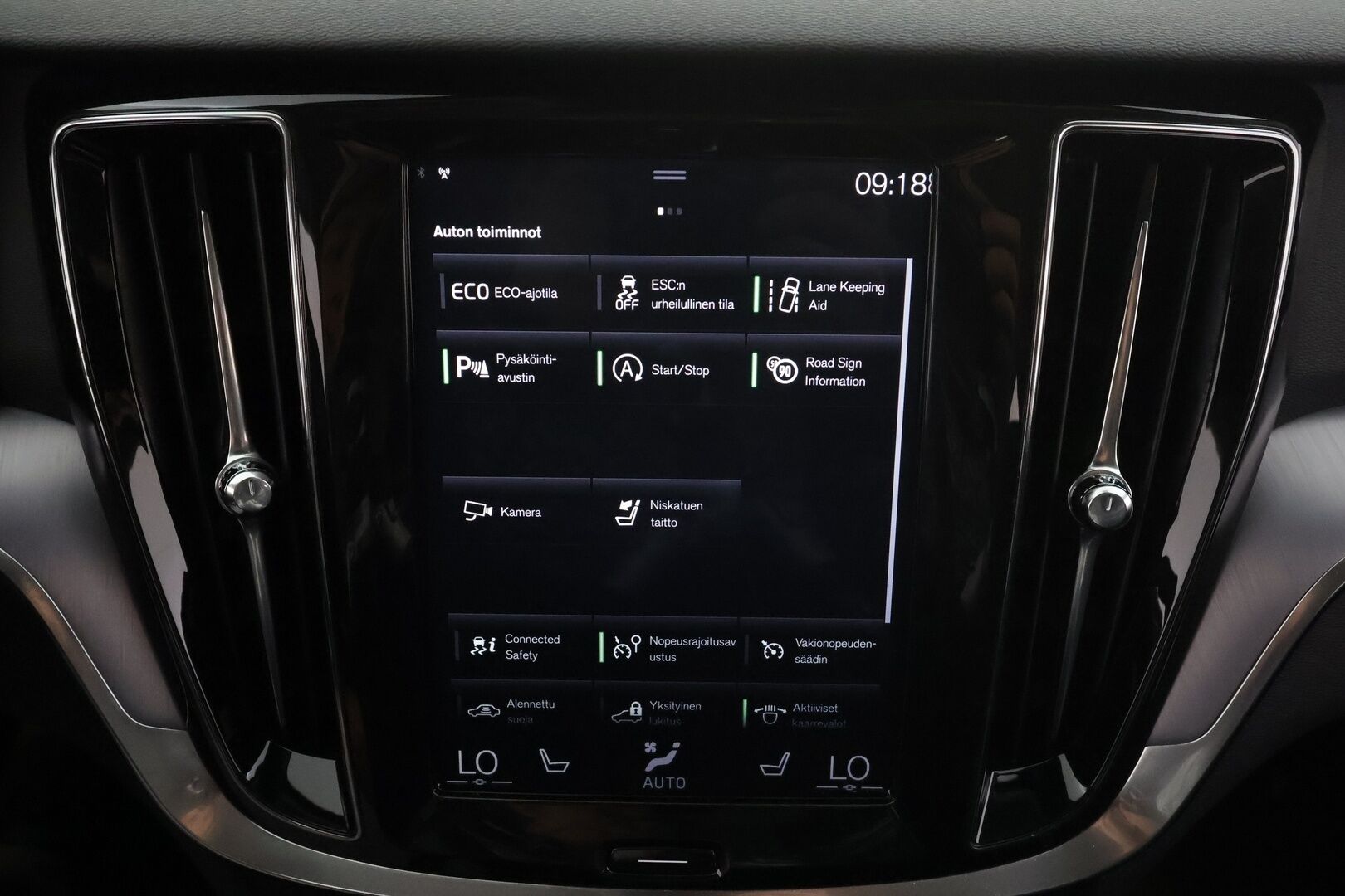 Volvo V60 2019 D4 Momentum aut * Webasto / Koukku / ACC / Full-LED / P.Kamera / Digimittaristo / Navi / Kaistavahti * - Kahdet renkaat aluvanteilla - HULLUT AVAJAISHULINAT KORKOTARJOUS 3,29 %