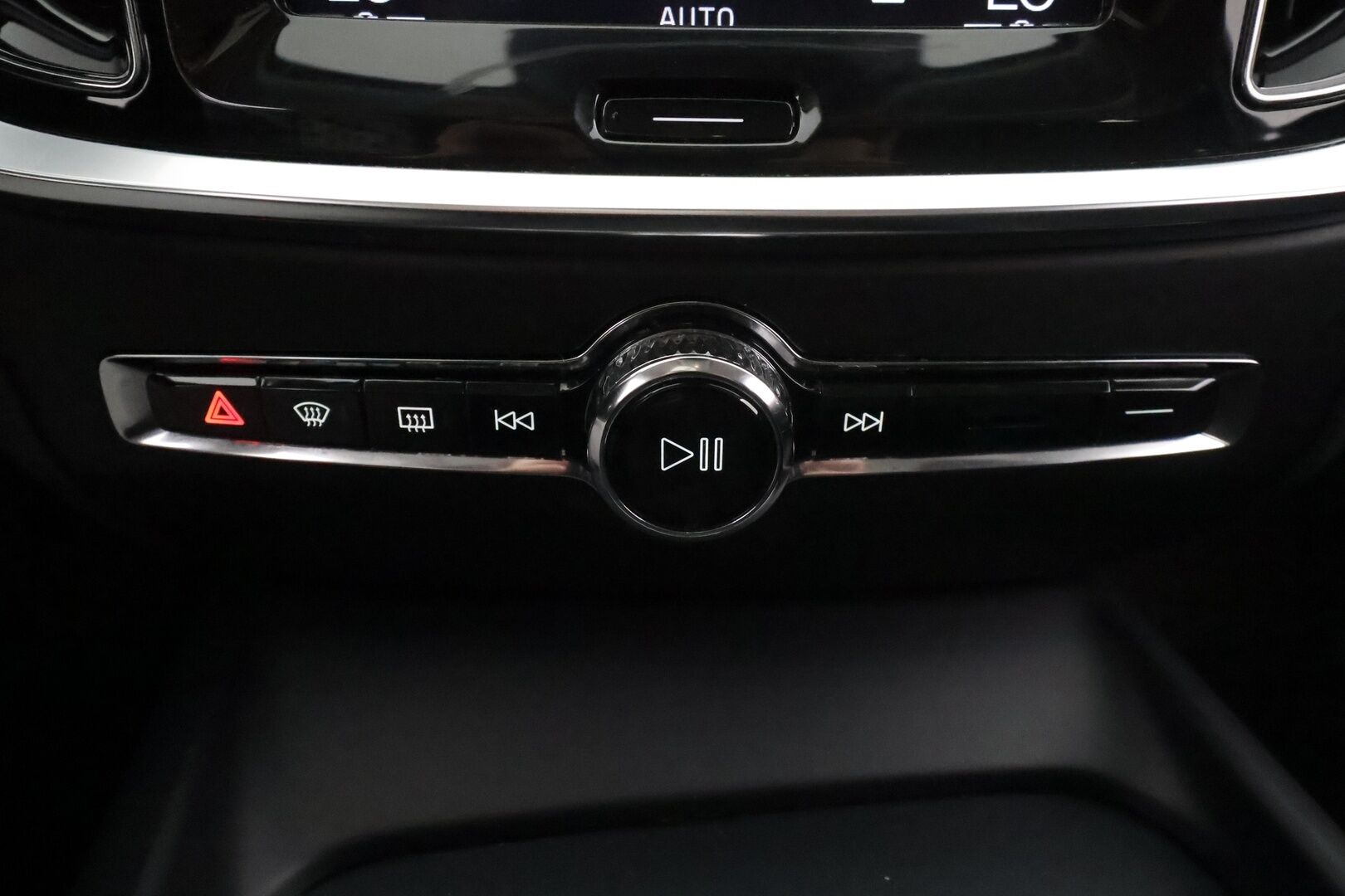 Volvo V60 2019 D4 Momentum aut * Webasto / Koukku / ACC / Full-LED / P.Kamera / Digimittaristo / Navi / Kaistavahti * - Kahdet renkaat aluvanteilla 