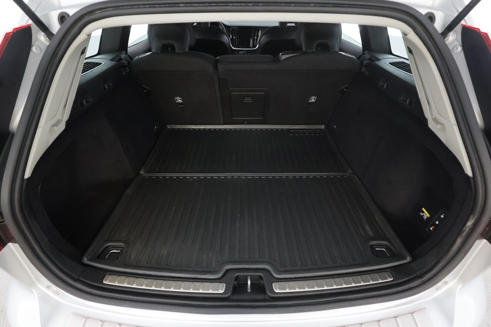 Volvo V60 2019 D4 Momentum aut - * Webasto | Koukku | ACC | Full-LED | P.Kamera | Digimittaristo | Navi | Kaistavahti *