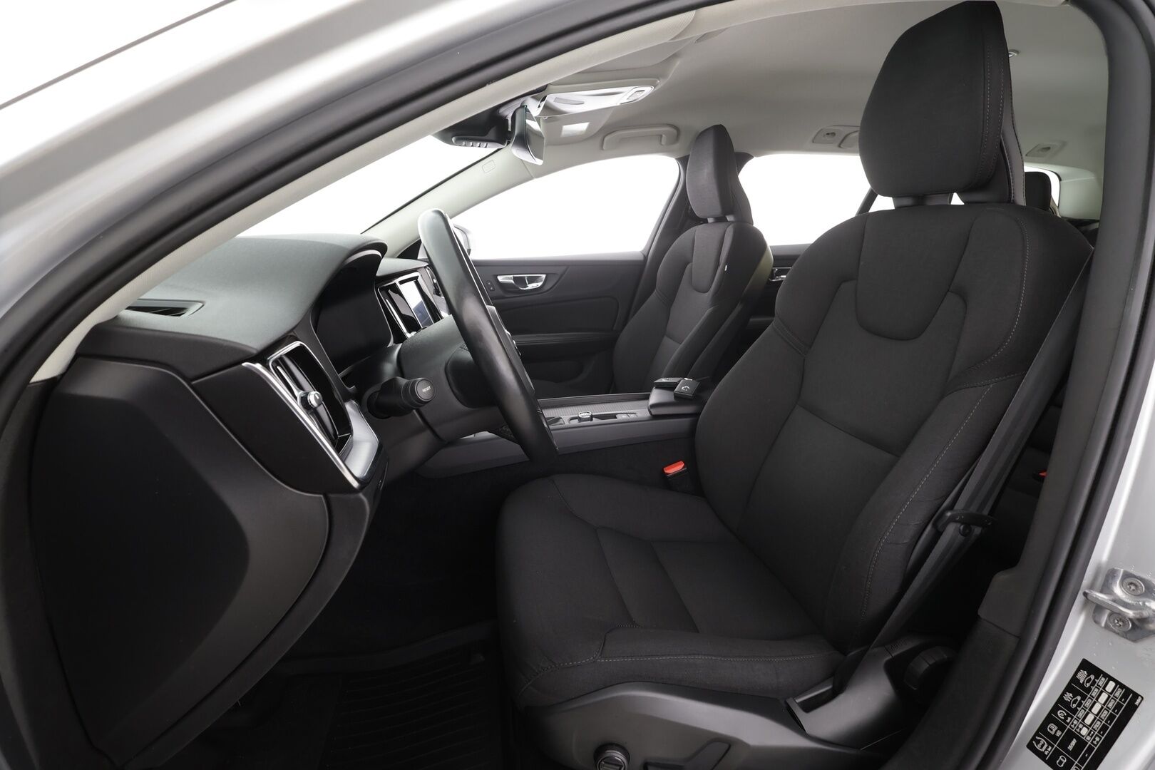 Volvo V60 2019 D4 Momentum aut * Webasto / Koukku / ACC / Full-LED / P.Kamera / Digimittaristo / Navi / Kaistavahti * - Kahdet renkaat aluvanteilla 