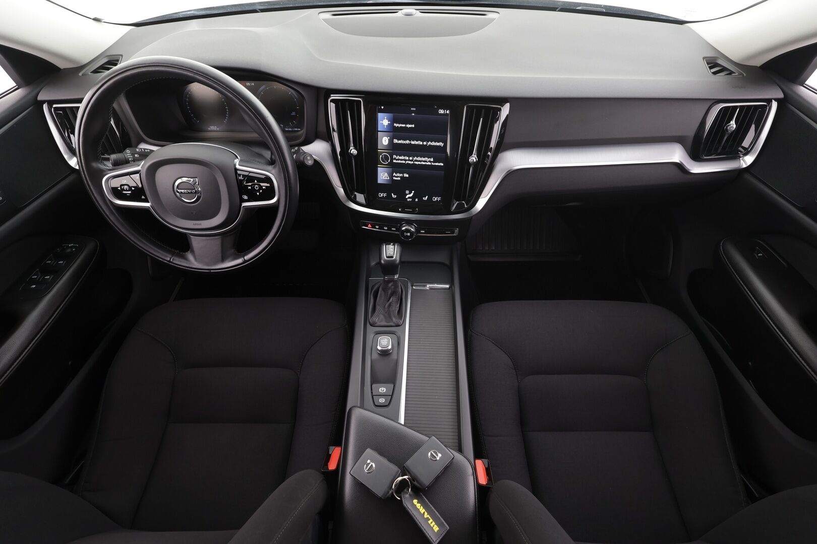 Volvo V60 2019 D4 Momentum aut * Webasto / Koukku / ACC / Full-LED / P.Kamera / Digimittaristo / Navi / Kaistavahti * - Kahdet renkaat aluvanteilla 