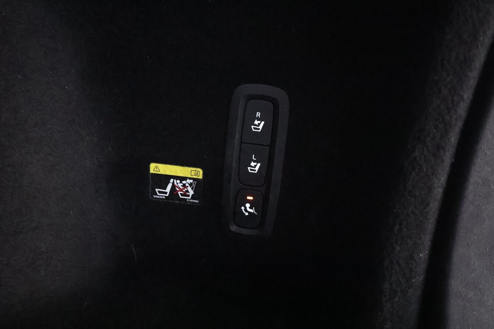 Volvo V60 2019 D4 Momentum aut - * Webasto | Koukku | ACC | Full-LED | P.Kamera | Digimittaristo | Navi | Kaistavahti *