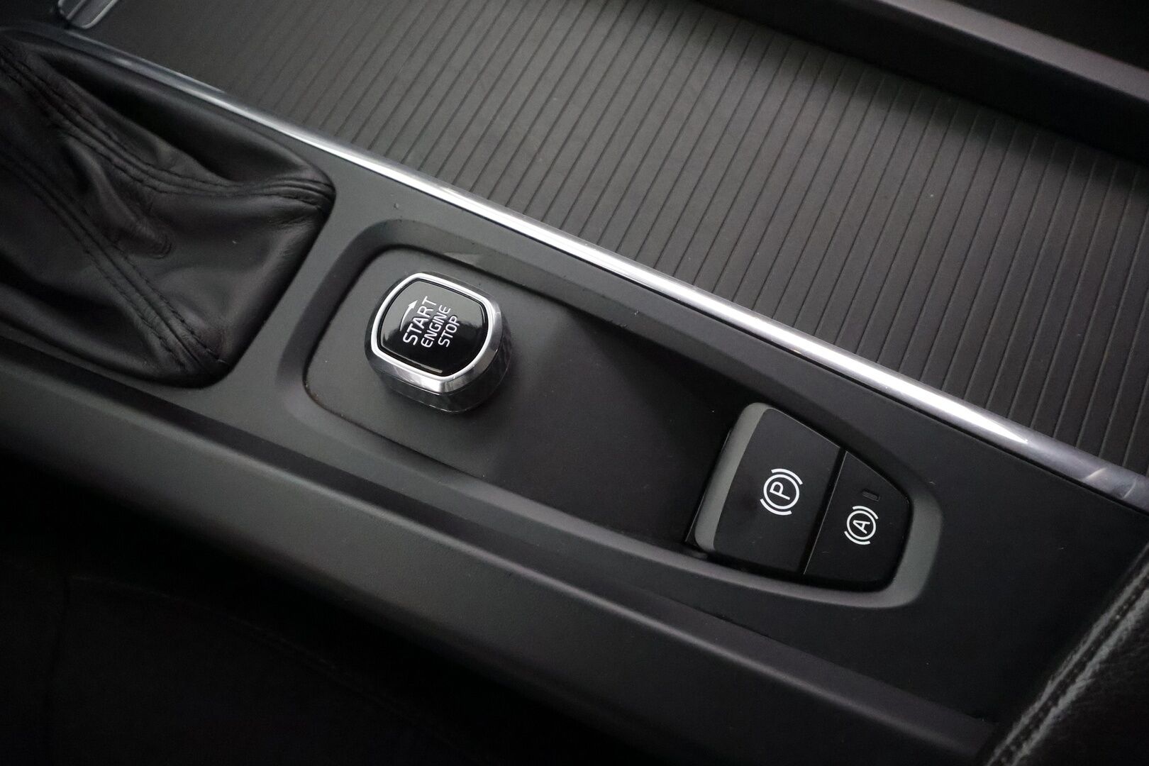 Volvo V60 2019 D4 Momentum aut - * Webasto | Koukku | ACC | Full-LED | P.Kamera | Digimittaristo | Navi | Kaistavahti *