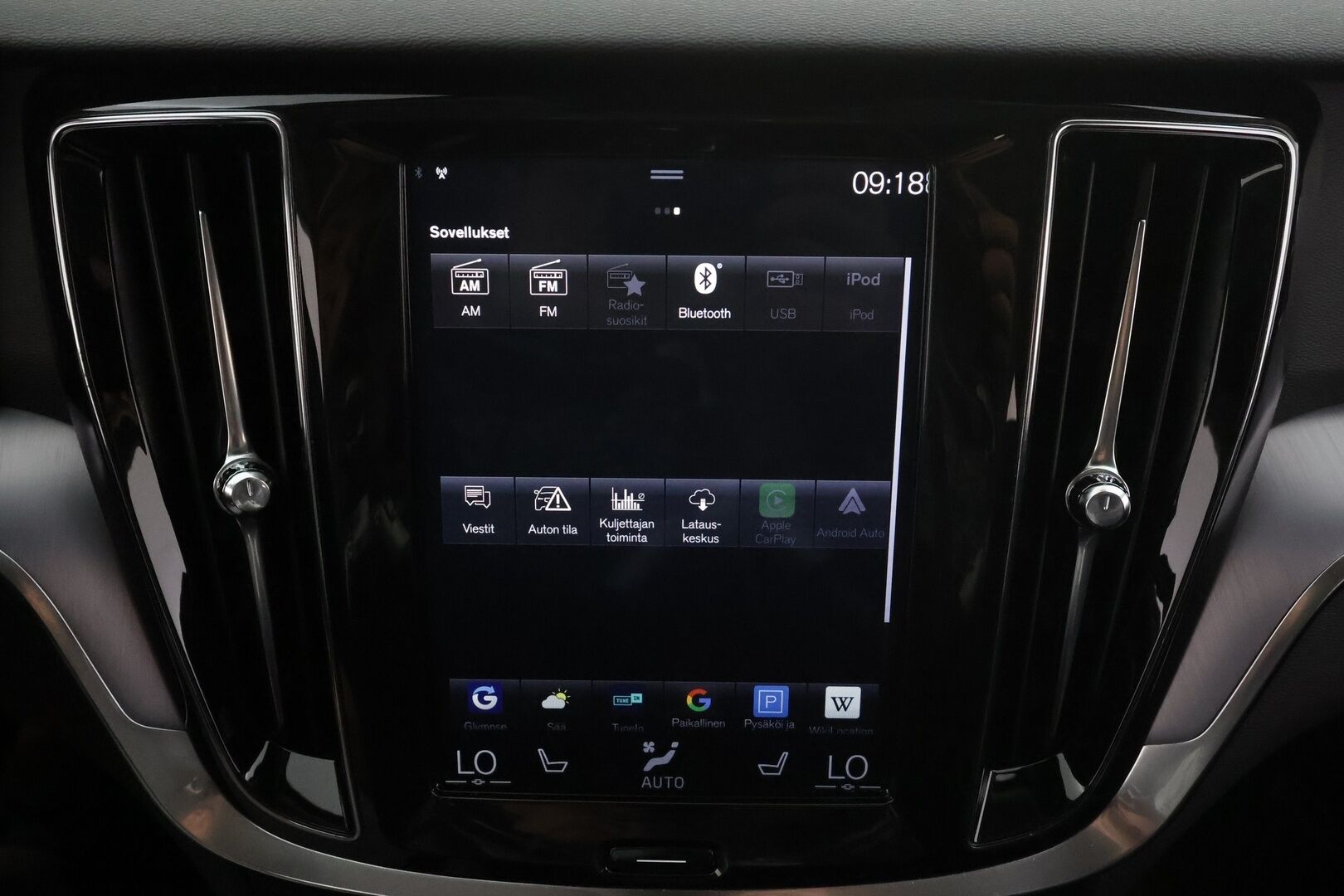 Volvo V60 2019 D4 Momentum aut * Webasto / Koukku / ACC / Full-LED / P.Kamera / Digimittaristo / Navi / Kaistavahti * - Kahdet renkaat aluvanteilla - HULLUT AVAJAISHULINAT KORKOTARJOUS 3,29 %