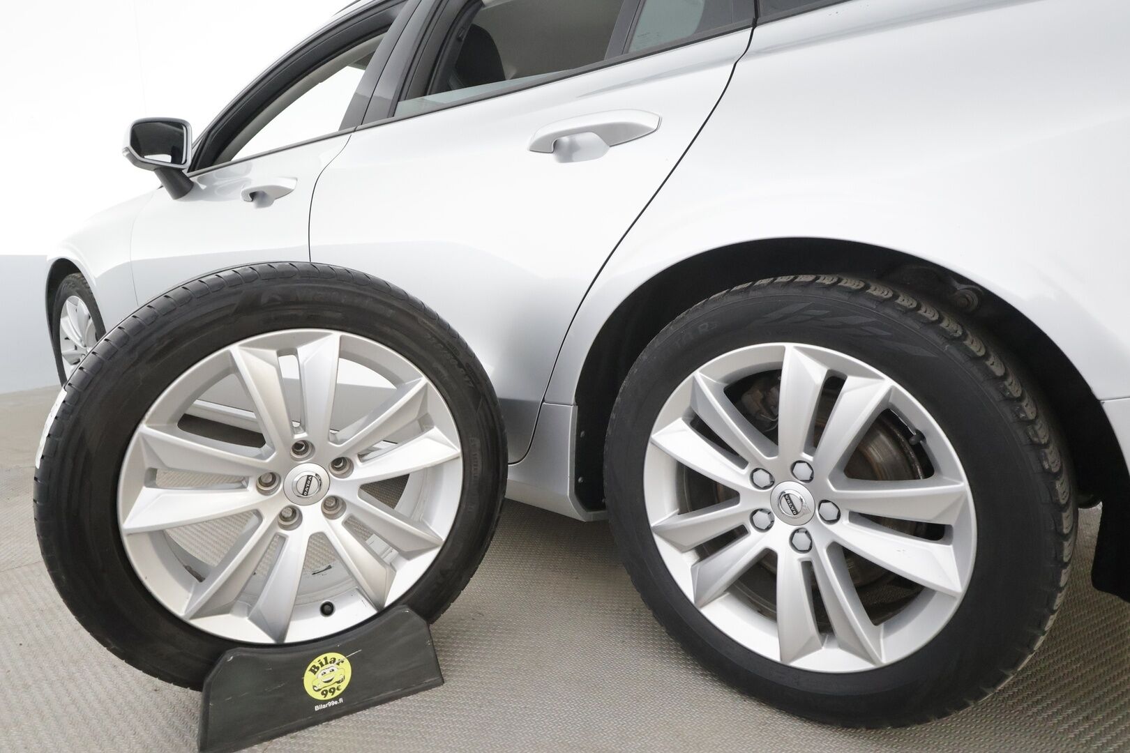Volvo V60 2019 D4 Momentum aut * Webasto / Koukku / ACC / Full-LED / P.Kamera / Digimittaristo / Navi / Kaistavahti * - Kahdet renkaat aluvanteilla - HULLUT AVAJAISHULINAT KORKOTARJOUS 3,29 %