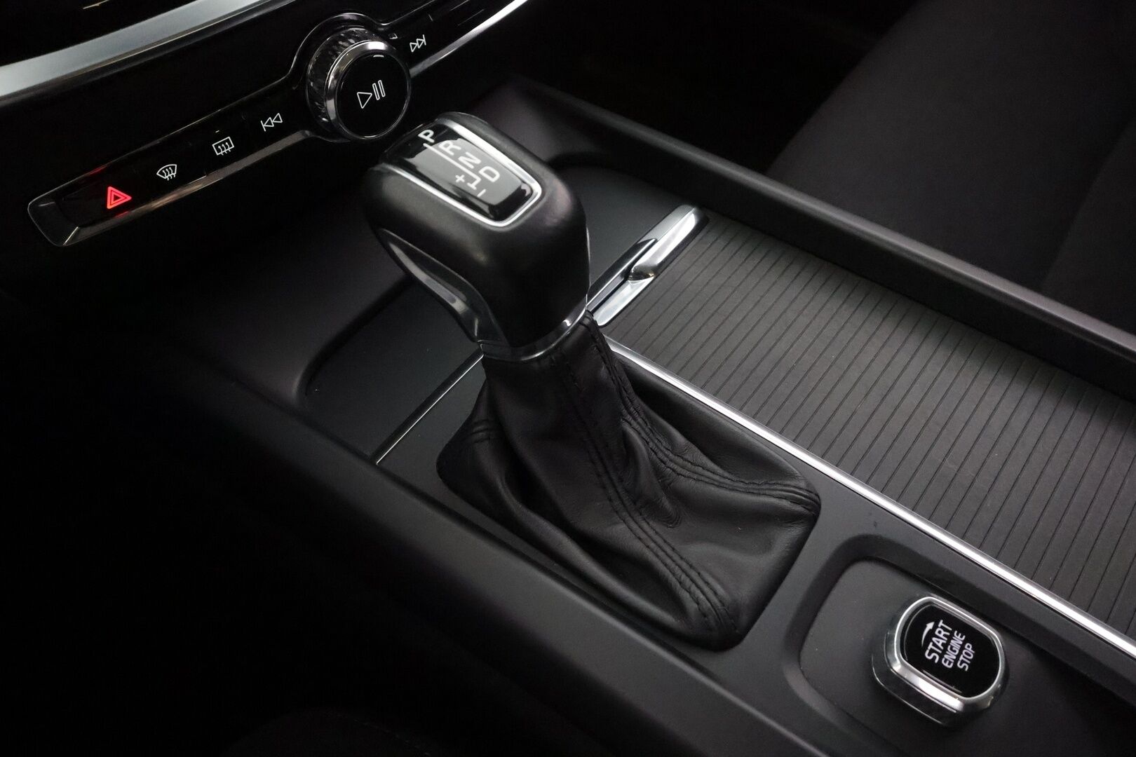 Volvo V60 2019 D4 Momentum aut - * Webasto | Koukku | ACC | Full-LED | P.Kamera | Digimittaristo | Navi | Kaistavahti *