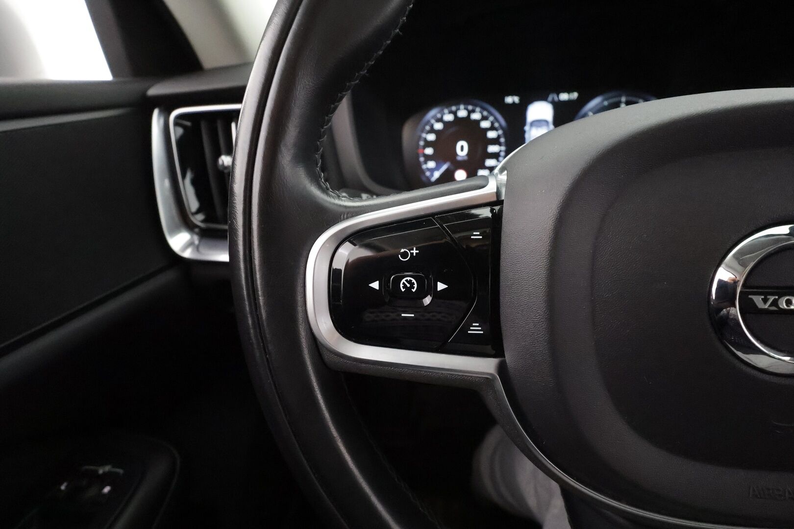 Volvo V60 2019 D4 Momentum aut * Webasto / Koukku / ACC / Full-LED / P.Kamera / Digimittaristo / Navi / Kaistavahti * - Kahdet renkaat aluvanteilla 