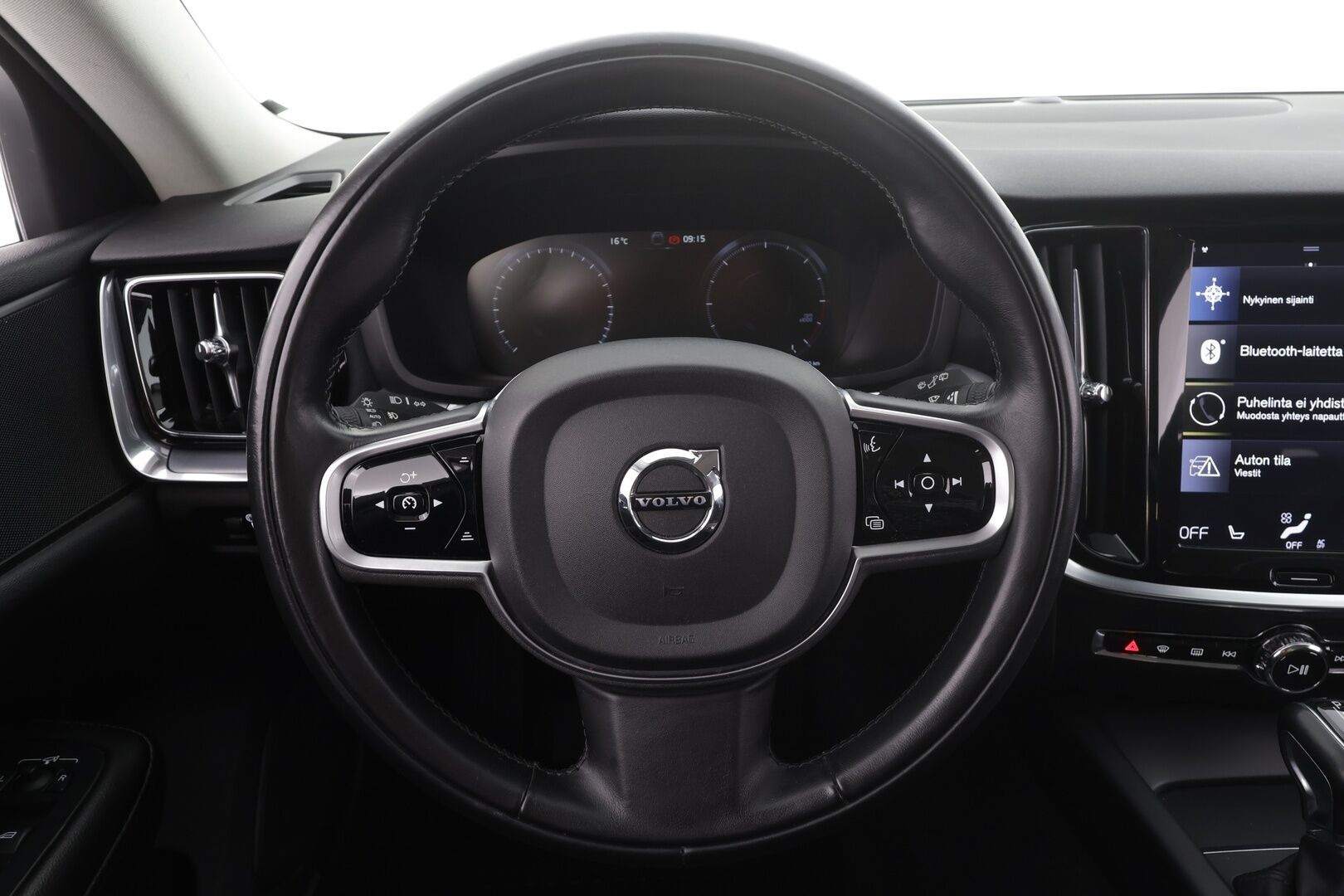 Volvo V60 2019 D4 Momentum aut * Webasto / Koukku / ACC / Full-LED / P.Kamera / Digimittaristo / Navi / Kaistavahti * - Kahdet renkaat aluvanteilla 