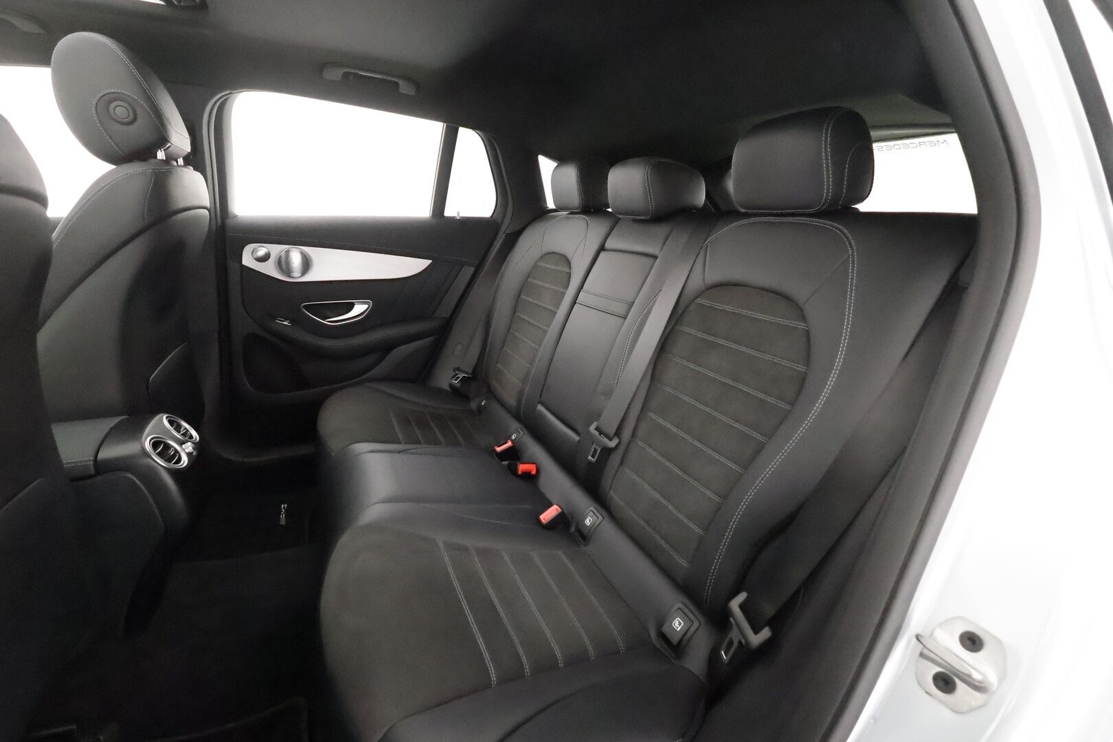 Mercedes-Benz EQC 2022 400 4MATIC Business AMG - | Koukku | ILP | Widescreen | HUD | Distronic | Comfort-penkit Muistilla | 360 | Burmester | Lasikattoluukku | IHC+ | Katveavustin | Navi | Keyless | 2x Latauskaapelit | Kahdet renkaat | Suomi-auto |