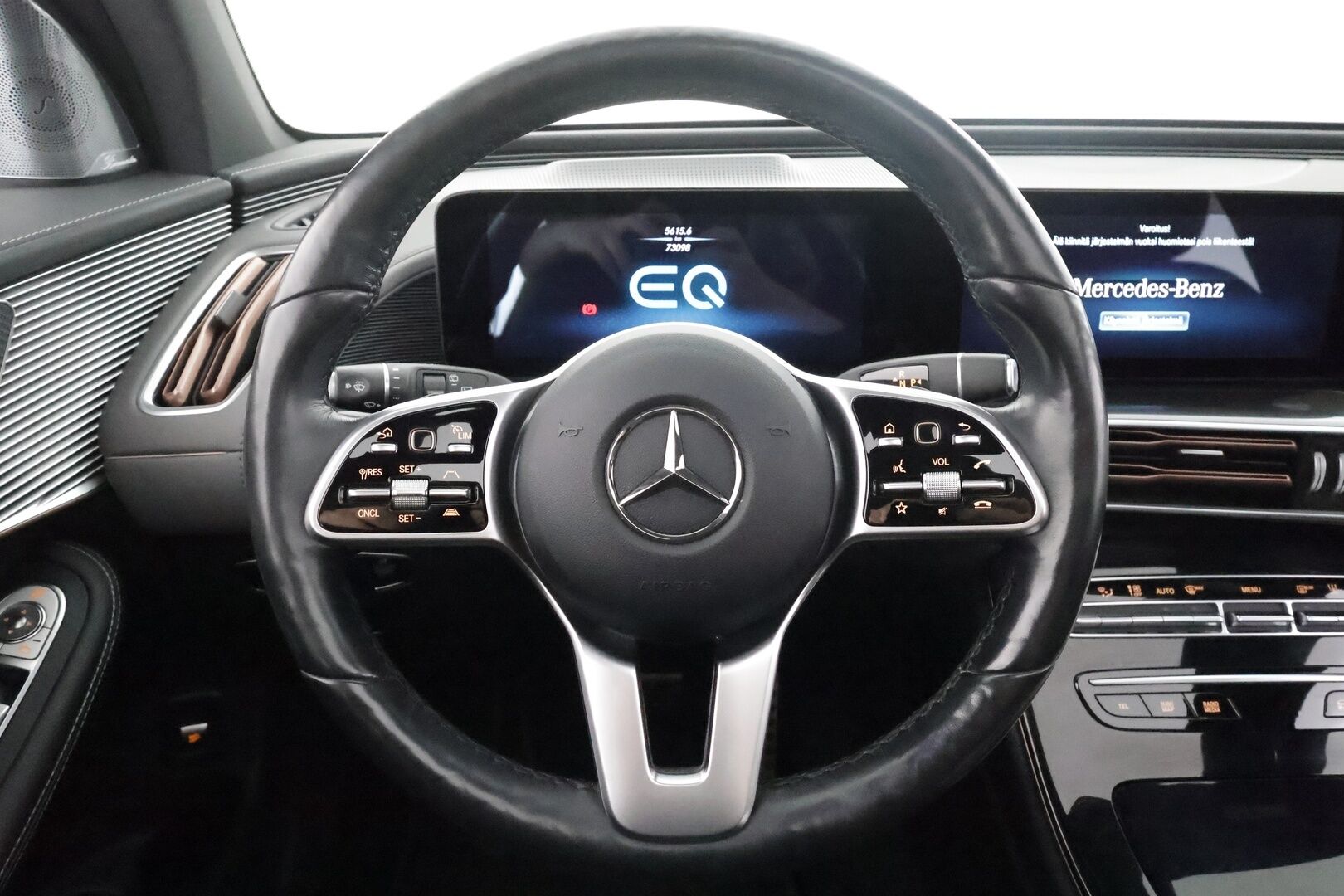 Mercedes-Benz EQC 2022 400 4MATIC Business AMG - | Koukku | ILP | Widescreen | HUD | Distronic | Comfort-penkit Muistilla | 360 | Burmester | Lasikattoluukku | IHC+ | Katveavustin | Navi | Keyless | 2x Latauskaapelit | Kahdet renkaat | Suomi-auto |