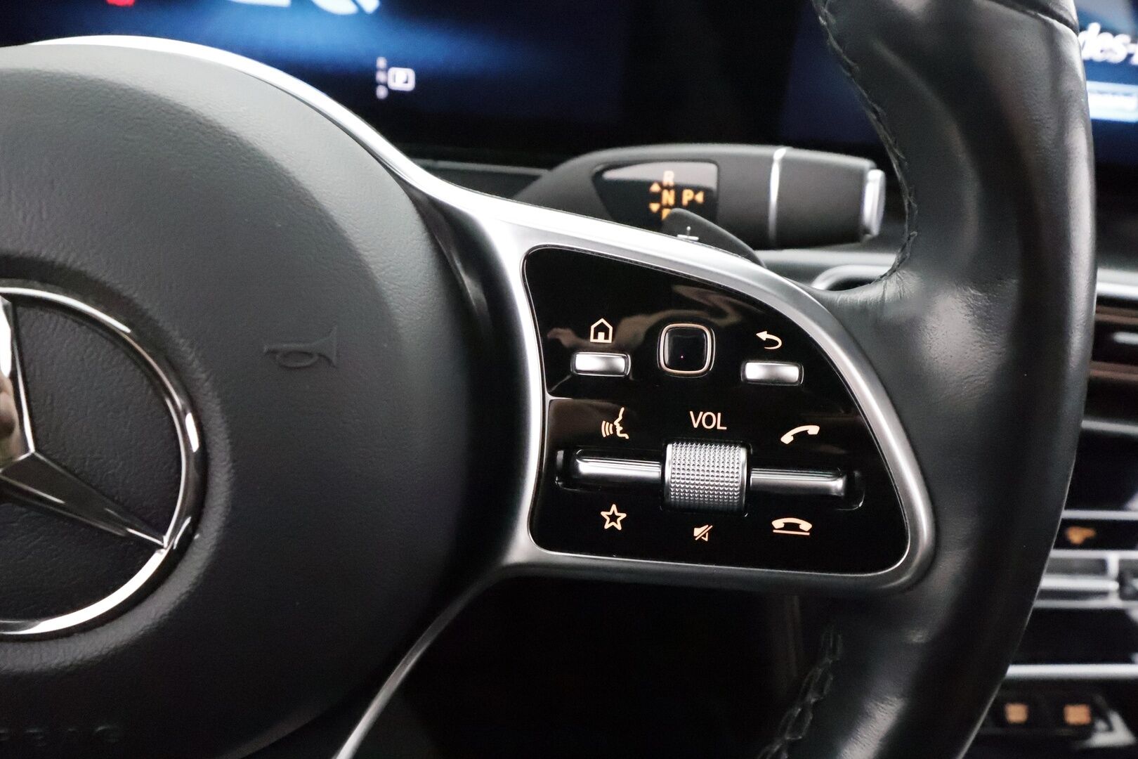 Mercedes-Benz EQC 2022 400 4MATIC Business AMG - | Koukku | ILP | Widescreen | HUD | Distronic | Comfort-penkit Muistilla | 360 | Burmester | Lasikattoluukku | IHC+ | Katveavustin | Navi | Keyless | 2x Latauskaapelit | Kahdet renkaat | Suomi-auto |