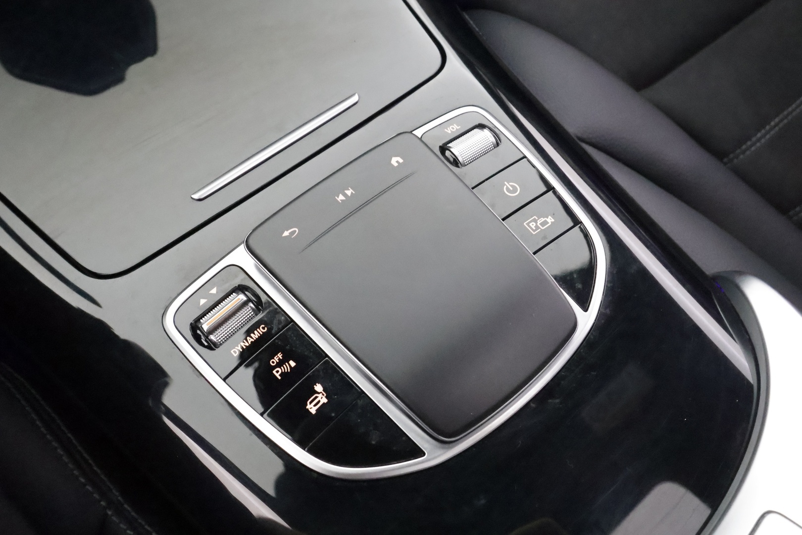 Mercedes-Benz EQC 2022 400 4MATIC Business AMG - | Koukku | ILP | Widescreen | HUD | Distronic | Comfort-penkit Muistilla | 360 | Burmester | Lasikattoluukku | IHC+ | Katveavustin | Navi | Keyless | 2x Latauskaapelit | Kahdet renkaat | Suomi-auto |