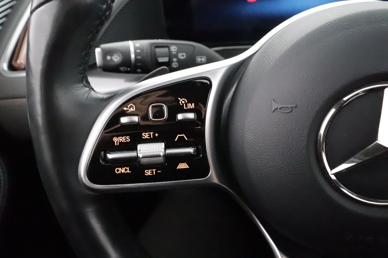 Mercedes-Benz EQC 2022 400 4MATIC Business AMG - | Koukku | ILP | Widescreen | HUD | Distronic | Comfort-penkit Muistilla | 360 | Burmester | Lasikattoluukku | IHC+ | Katveavustin | Navi | Keyless | 2x Latauskaapelit | Kahdet renkaat | Suomi-auto |