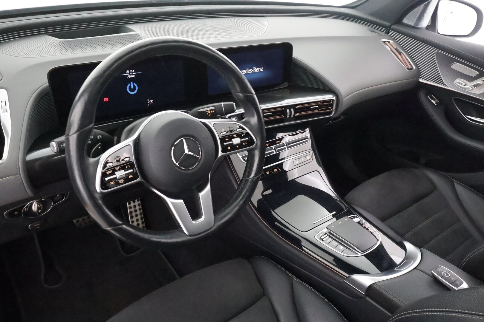 Mercedes-Benz EQC 2022 400 4MATIC Business AMG - | Koukku | ILP | Widescreen | HUD | Distronic | Comfort-penkit Muistilla | 360 | Burmester | Lasikattoluukku | IHC+ | Katveavustin | Navi | Keyless | 2x Latauskaapelit | Kahdet renkaat | Suomi-auto |