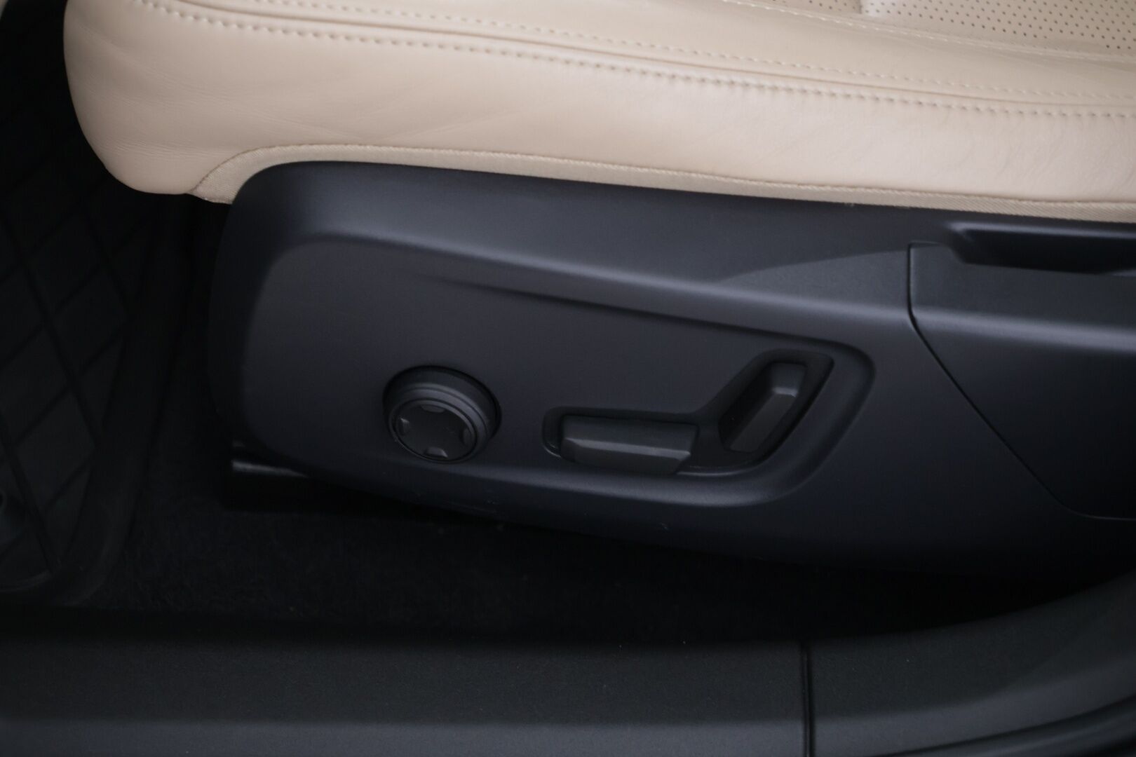 Polestar 2 2021 Launch Edition, 300kW, 78kWh - | Adapt.Vakkari | Nappanahat ilmastoinnilla | Peruutuskamera 360 | Harman/Kardon | Pixel-ajovalot | Lasikatto | Pilot&Pluss |