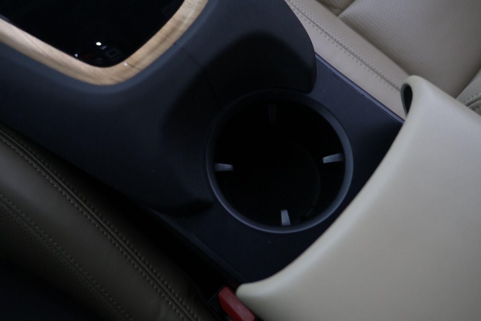 Polestar 2 2021 Launch Edition, 300kW, 78kWh - | Adapt.Vakkari | Nappanahat ilmastoinnilla | Peruutuskamera 360 | Harman/Kardon | Pixel-ajovalot | Lasikatto | Pilot&Pluss |