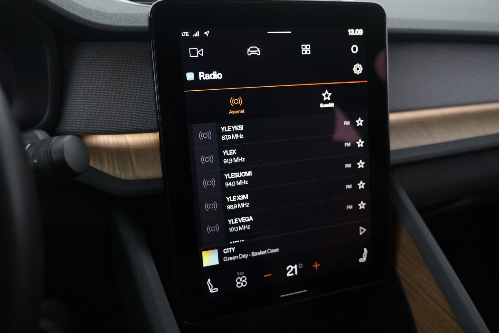 Polestar 2 2021 Launch Edition, 300kW, 78kWh - | Adapt.Vakkari | Nappanahat ilmastoinnilla | Peruutuskamera 360 | Harman/Kardon | Pixel-ajovalot | Lasikatto | Pilot&Pluss |
