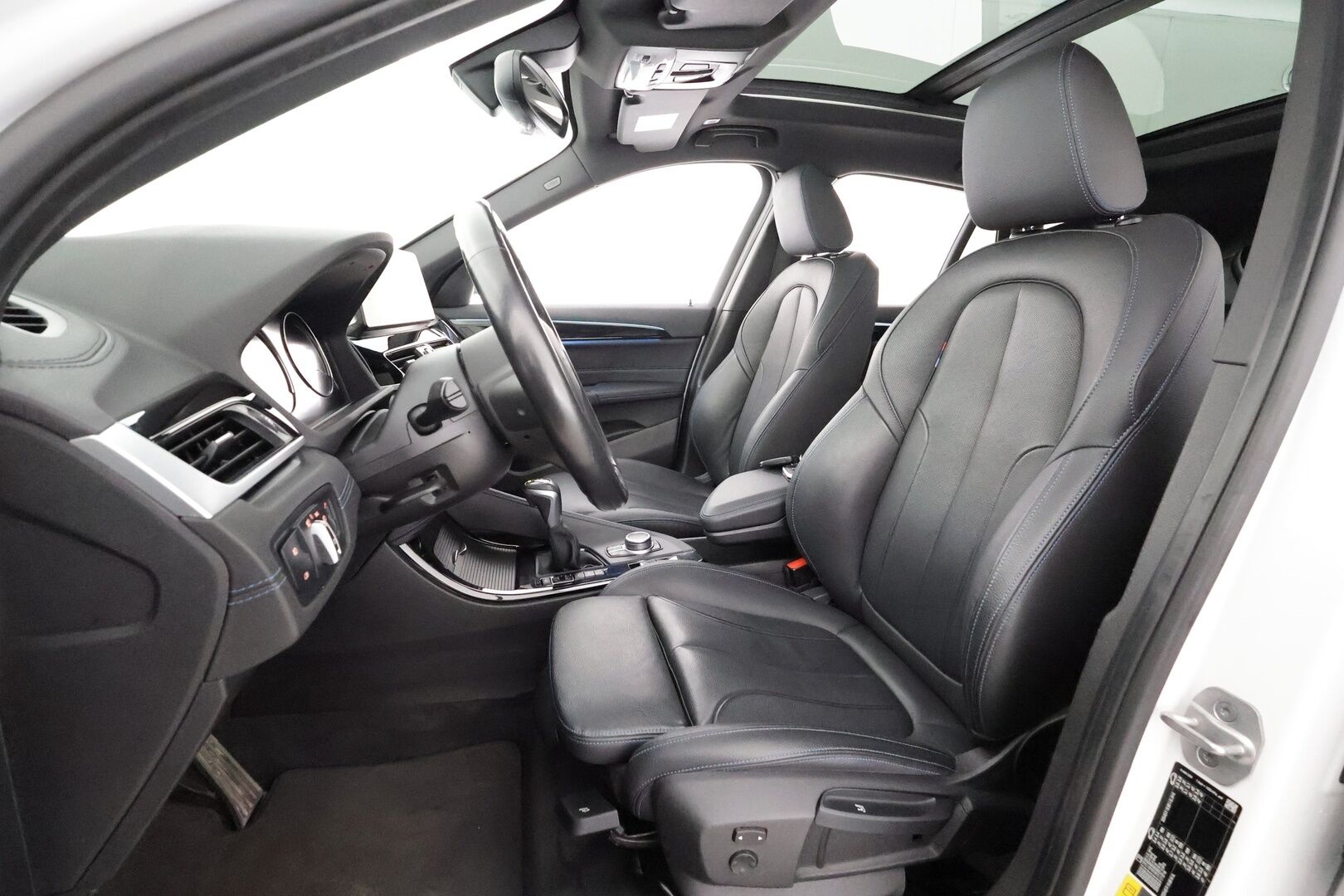BMW X1 2021 F48 xDrive25e A Business M Sport * ACC / Panorama / HUD / HIFI / P.kamera / Sporttinahat / Navi  * - Merkkihuollettu / Koti & Kauppalaturi / Kahdet Renkaat