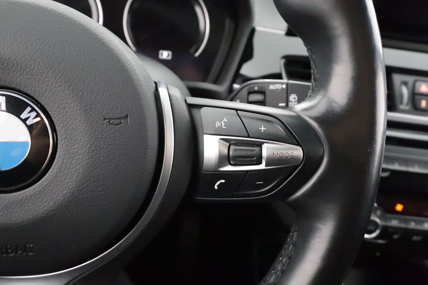 BMW X1 2021 F48 xDrive25e A Business M Sport * ACC / Panorama / HUD / HIFI / P.kamera / Sporttinahat / Navi  * - Merkkihuollettu / Koti & Kauppalaturi / Kahdet Renkaat