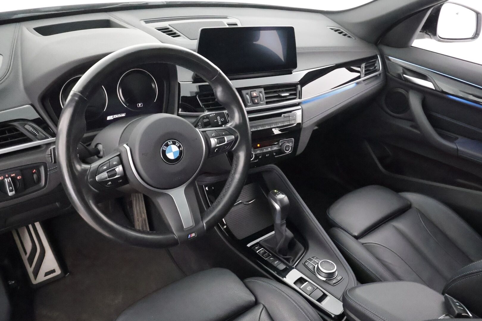 BMW X1 2021 F48 xDrive25e A Business M Sport * ACC / Panorama / HUD / HIFI / P.kamera / Sporttinahat / Navi  * - Merkkihuollettu / Koti & Kauppalaturi / Kahdet Renkaat